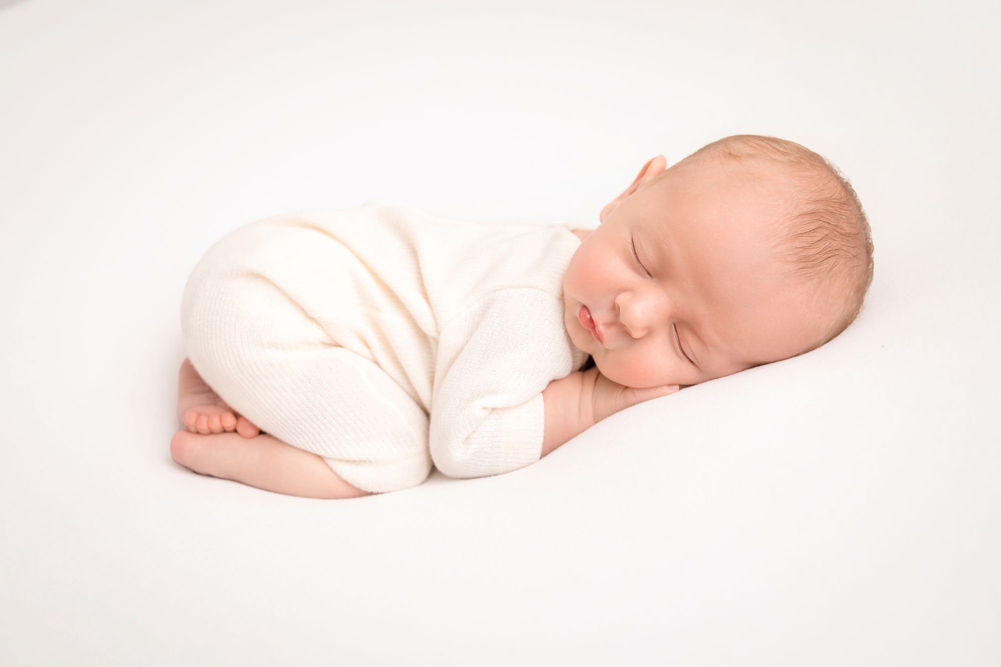 Newborn-photography-in-leeds-newborn-white-cream.jpg