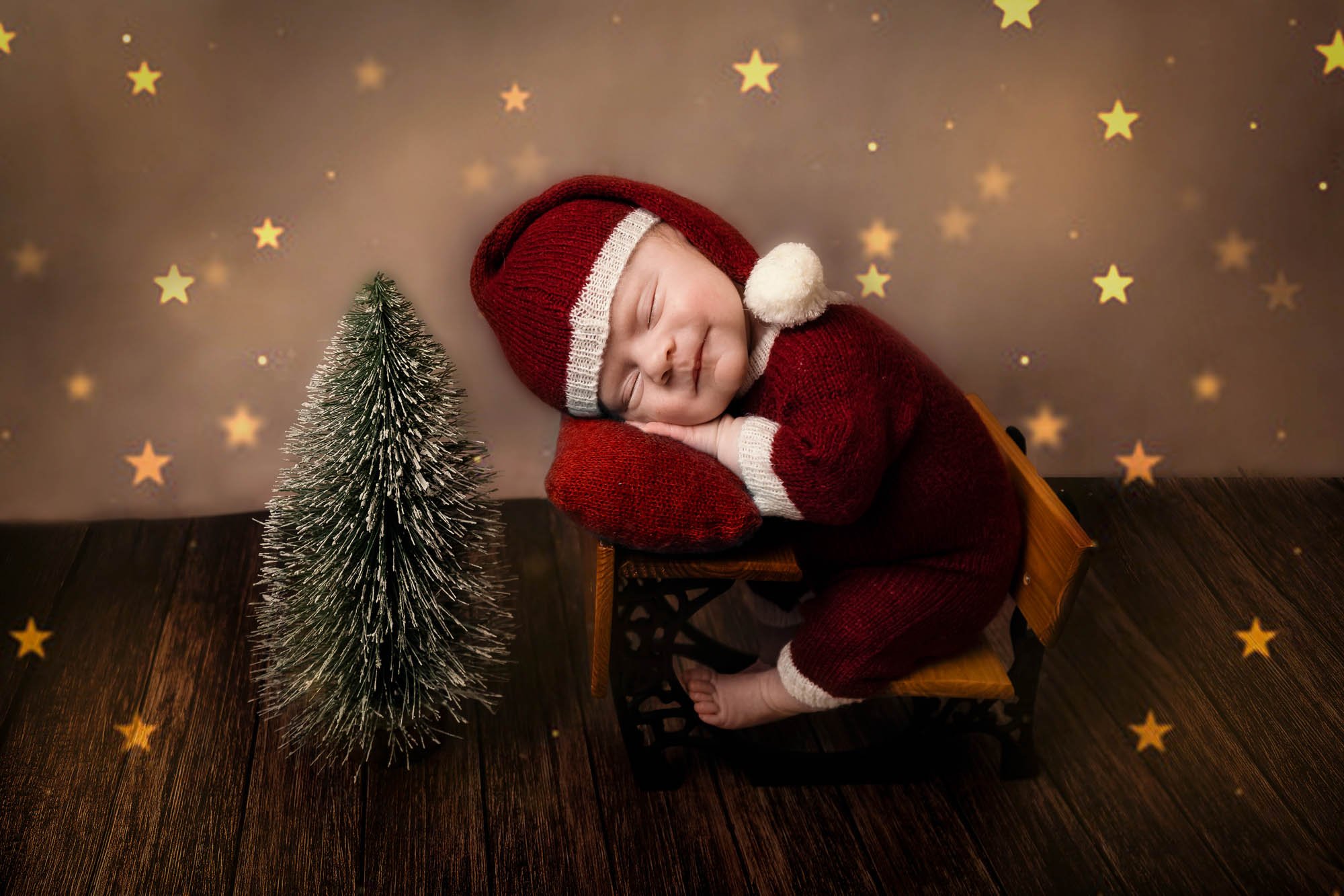 Newborn_photography_in_leeds_santa_baby_christmas.jpg