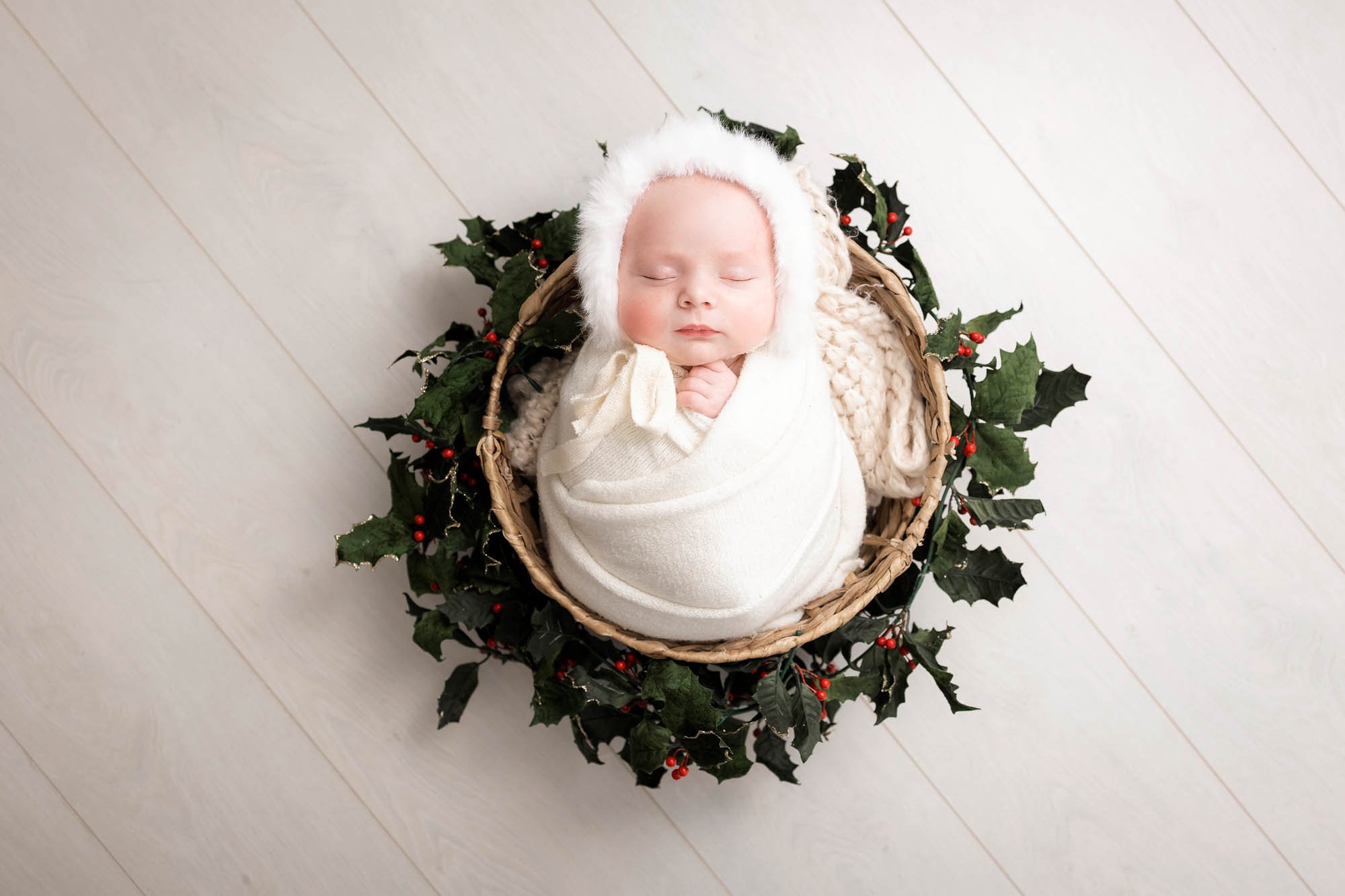 newborn_christmas_photography_in_leeds_holly_wrapped.jpg