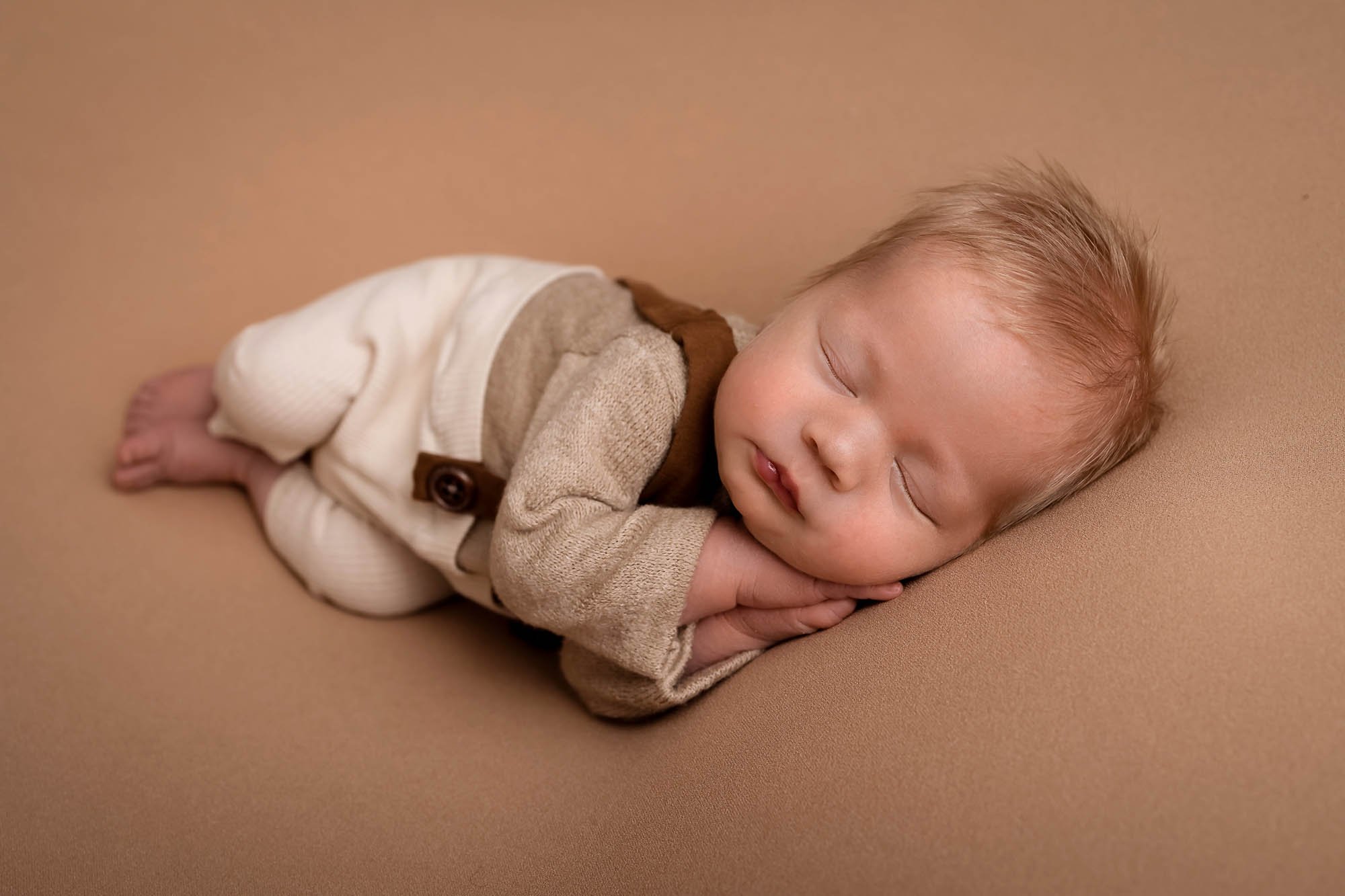Newborn_photography_in_Leeds_baby_boy_on_brown_sleeping.jpg