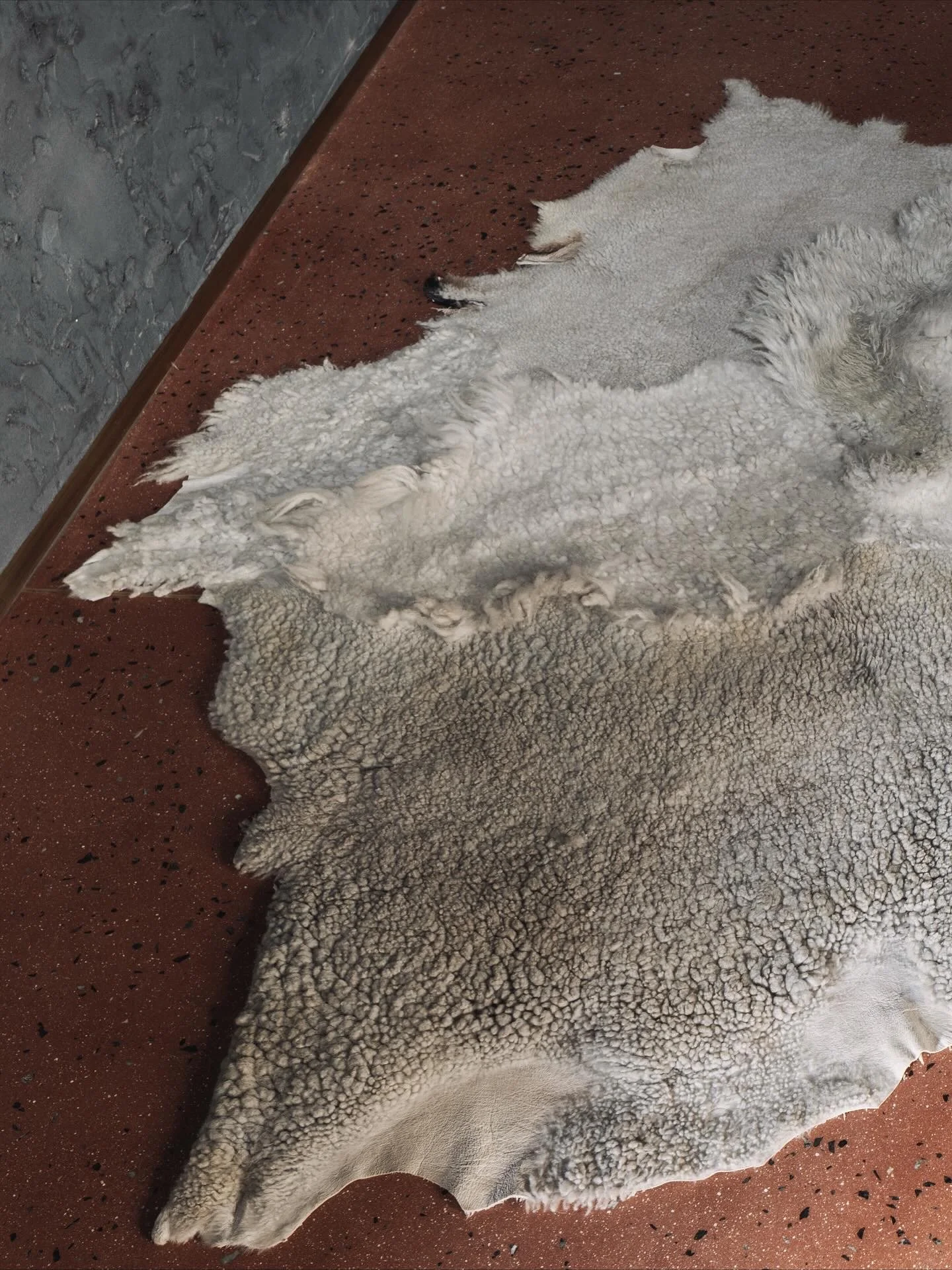 FÅR - Unique sheepskin rugs and objects. - LUNA HALO