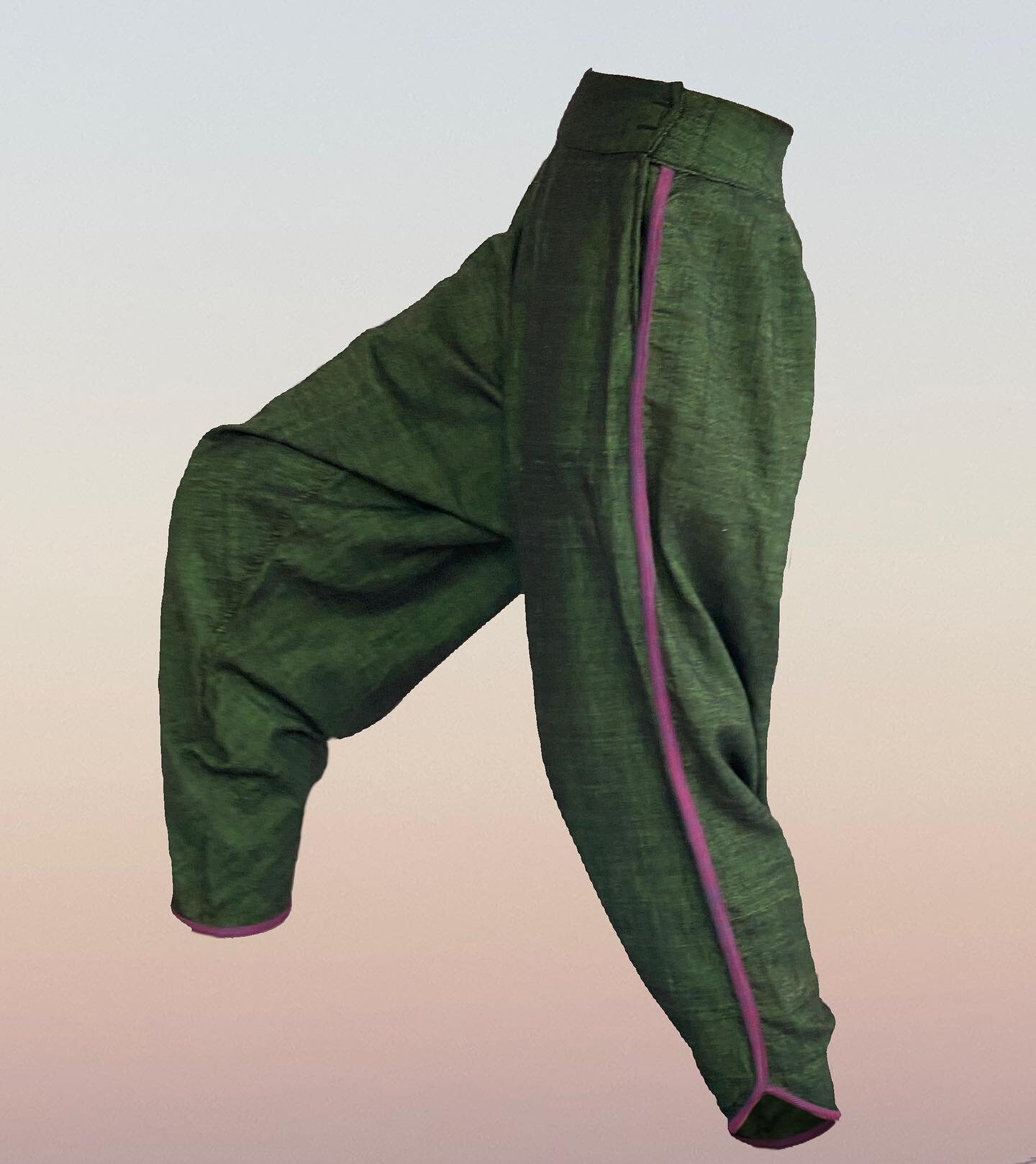 Harem Pants in Changeable Green

Available @thecanvasnyc @oculusnyc or made to measure on our website (in bio)