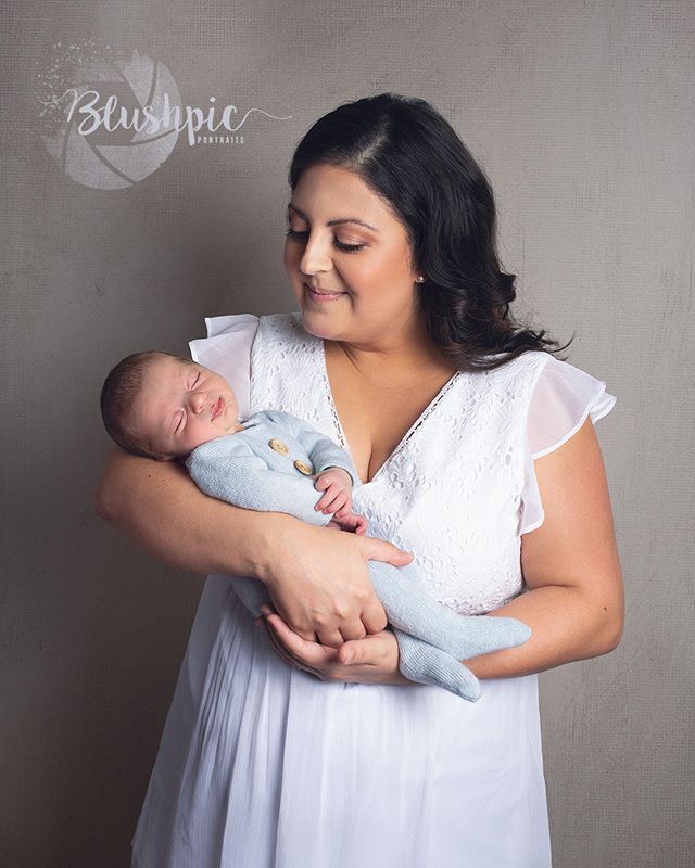 Mommy&rsquo;s world ❤️ Knit romper by @baby_love_uk 
#blushpic #familyphotography #portraitphotographer #childrenphotography #mtlphotographer #montreal #fineartphotography #fineart #newbornphotography #newbornphotographer #newbornphoto #mtlnewbornpho