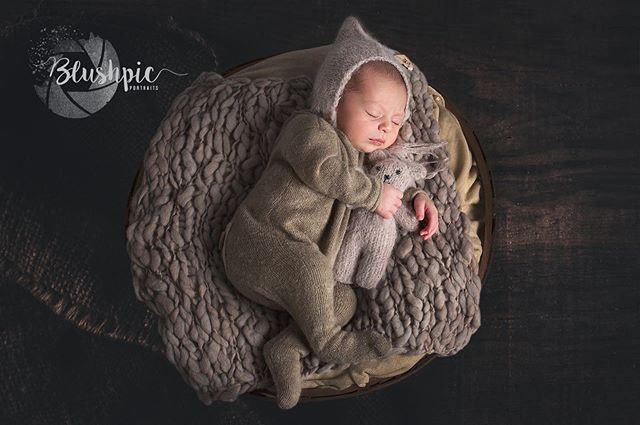 Dream big little one 😋 
Knit romper by @baby_love_uk 
Knits hat, blanket and bear by the one and only @k2cblooms #blushpic #familyphotography #portraitphotographer #childrenphotography #mtlphotographer #montreal #fineartphotography #fineart #newborn