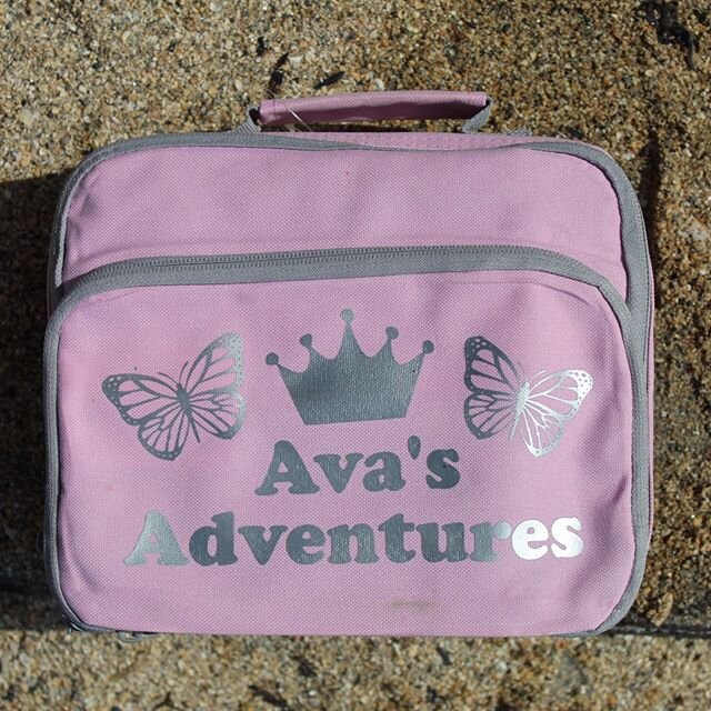 We have been getting more and more questions and school supplies, from school bags to these insulated lunch bags, they are perfect for hot or cold food.
.
.
.
Ava loves filling it with snacks for herself when we are heading out. These are available i