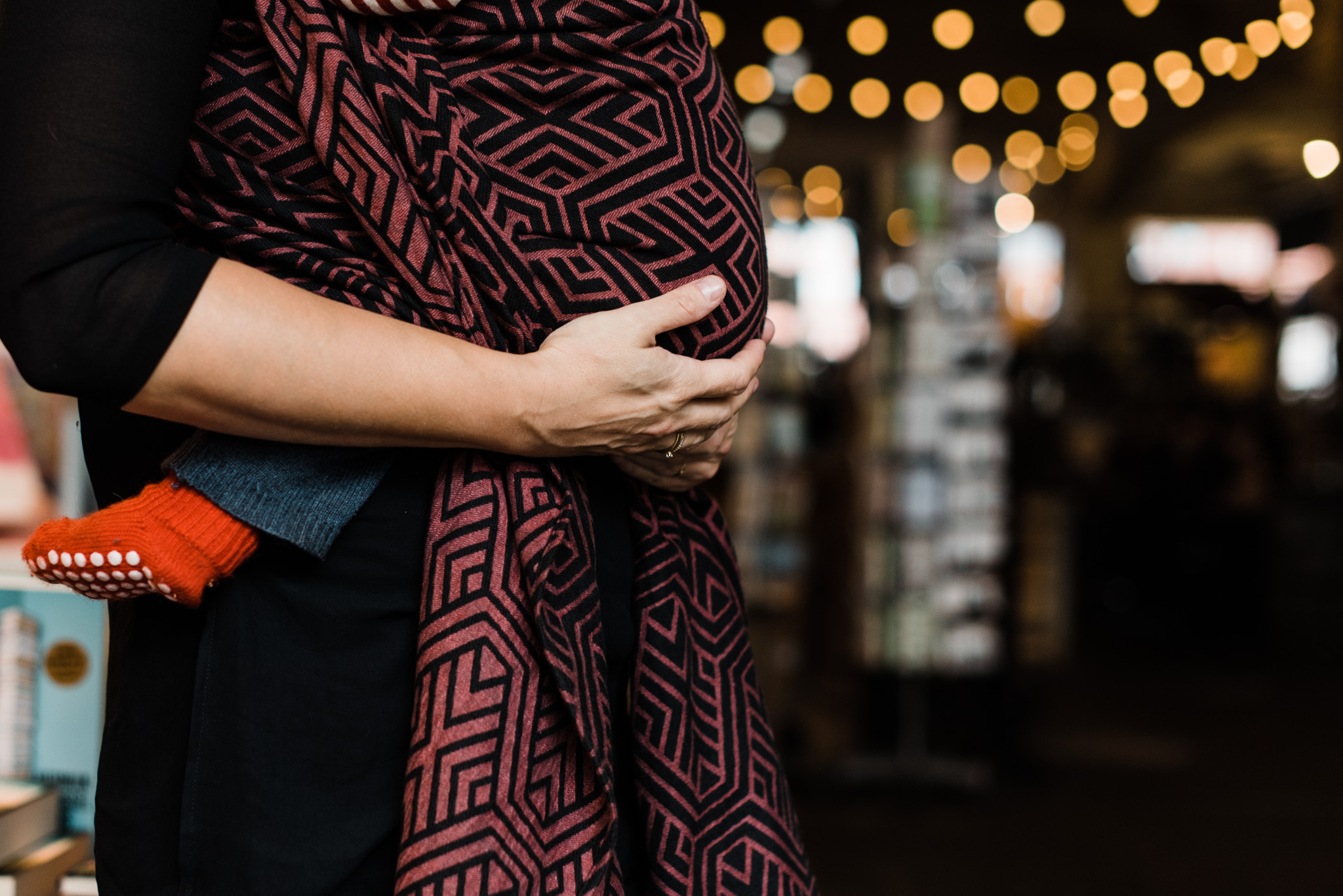Rotterdam Family Babywearing Photoshoot op Kop Van Zuid