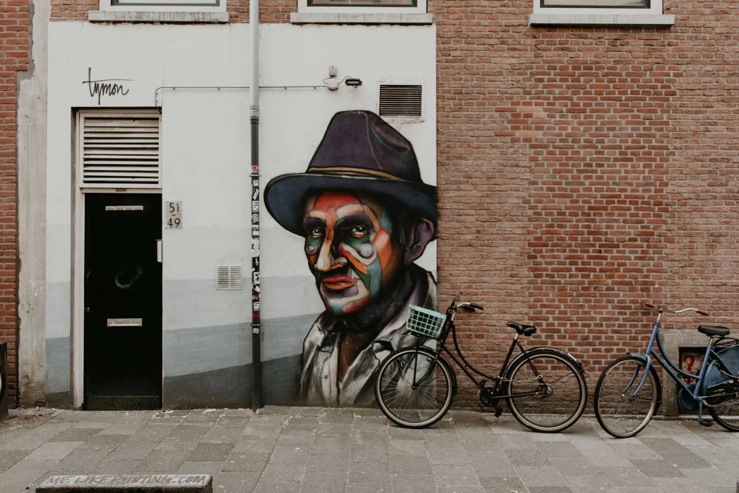 Freddy Krurger spray painted in Rotterdam on witte de withstraat with two bikes on the side.