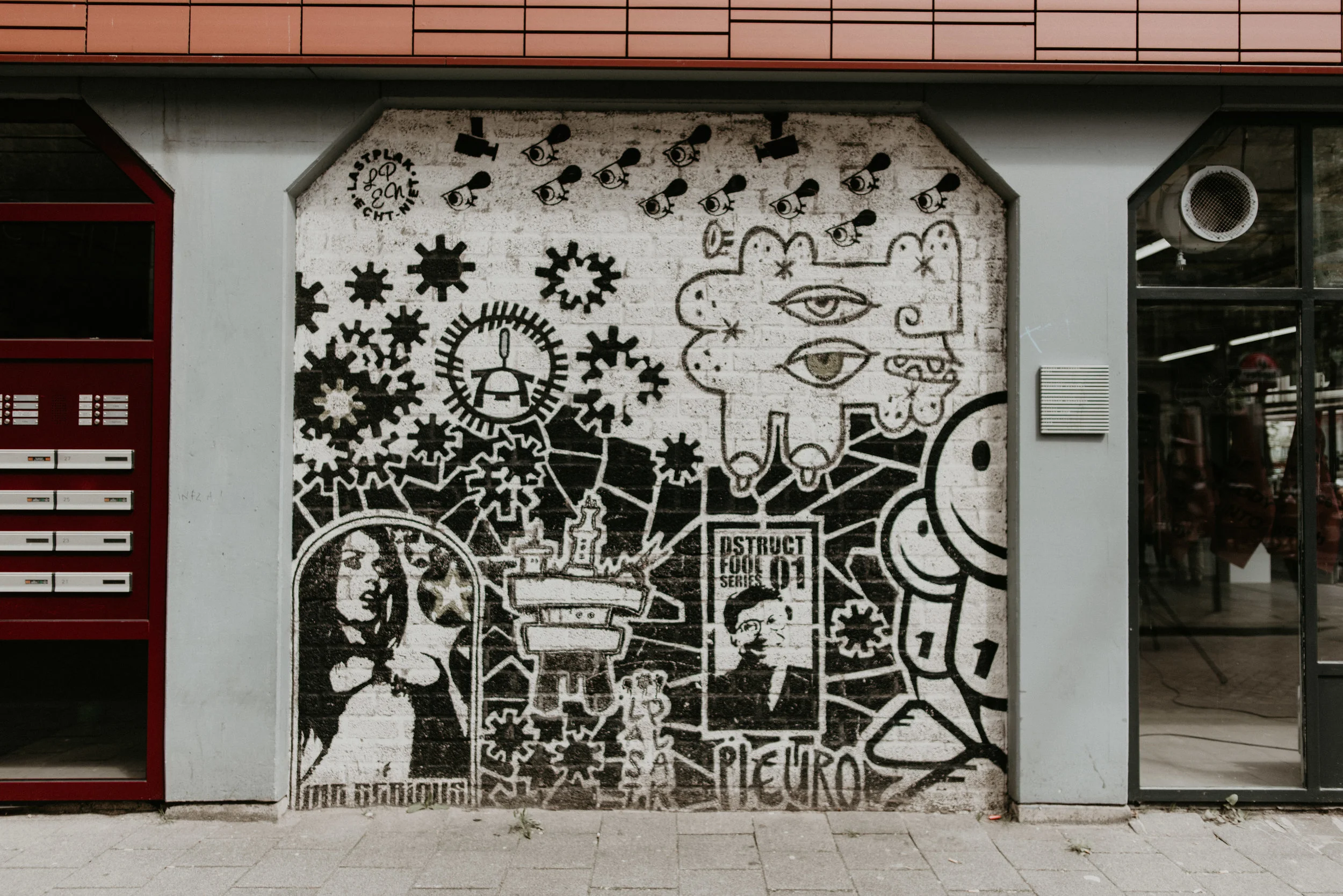 Rotterdam street art on Witte de withstraat