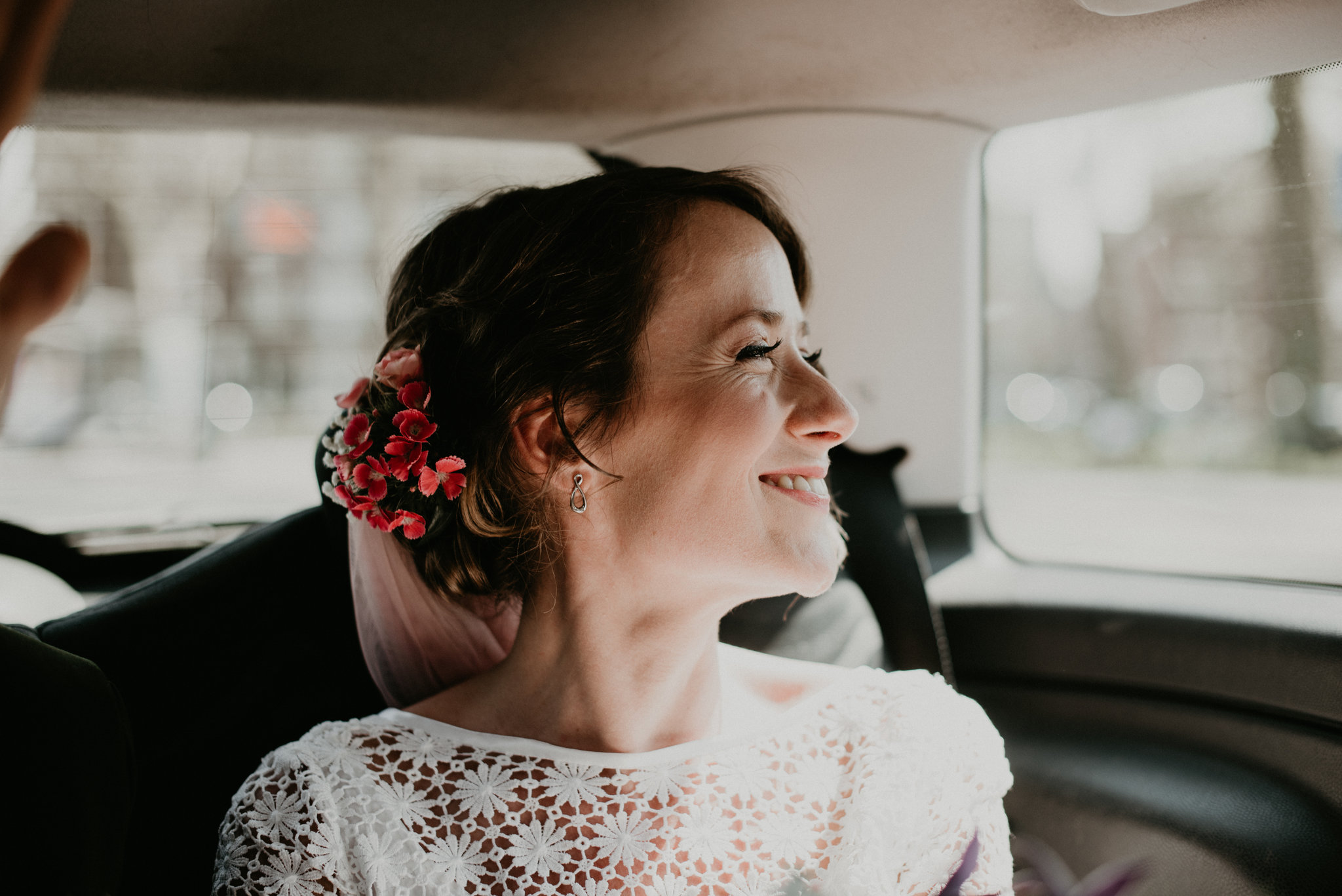 Rotterdam bride in the back of a car driving to De Machinist to have her wedding ceramony