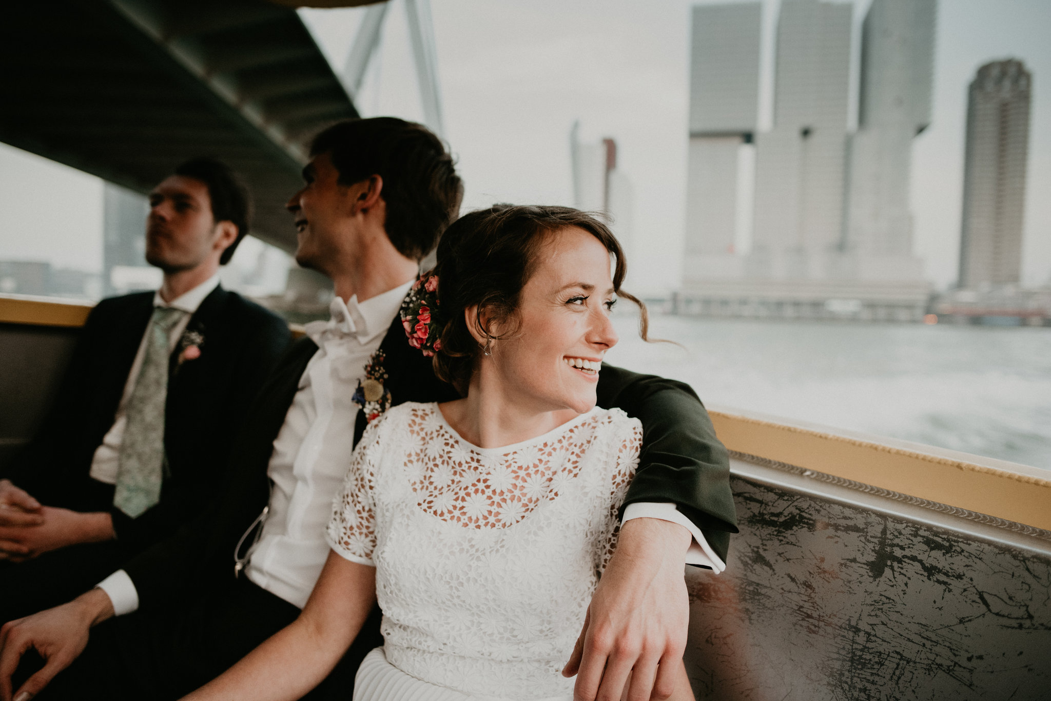 bride and groom in the rotterdam water taxi going under the brug