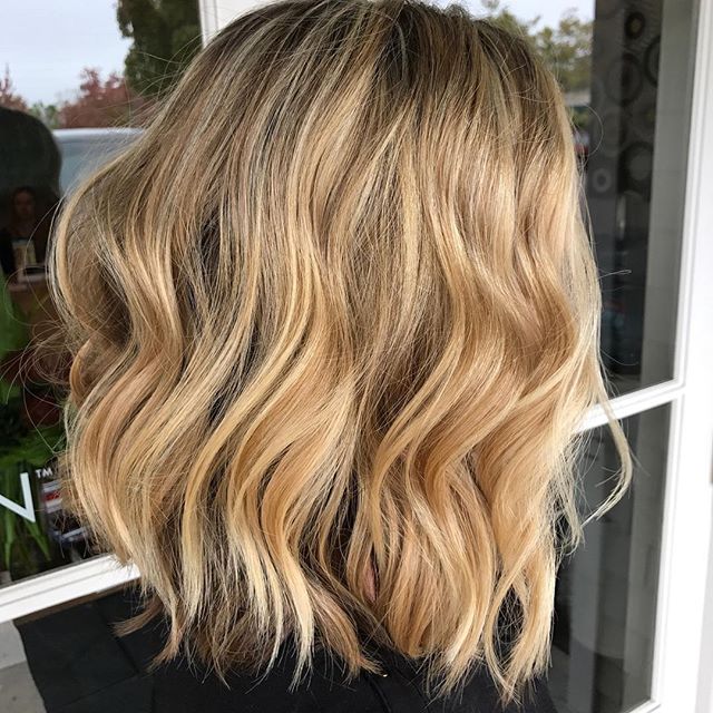 #salonellemillvalley #blonde #bombshell #bright #highlights #dimensionalblonde #contrast #waves #wavyhair #beachy #layers #luscioushair #volume #goldwell #elevenaustralia #freshcut #freshcolor #natural #texture #lob #professionalproducts #healthyhair