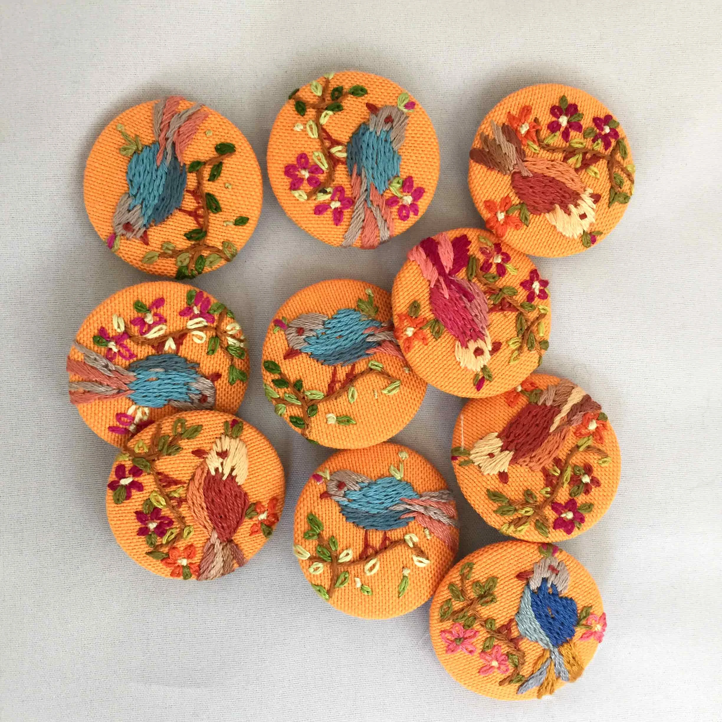 aidaandtulip_button_orange.jpg