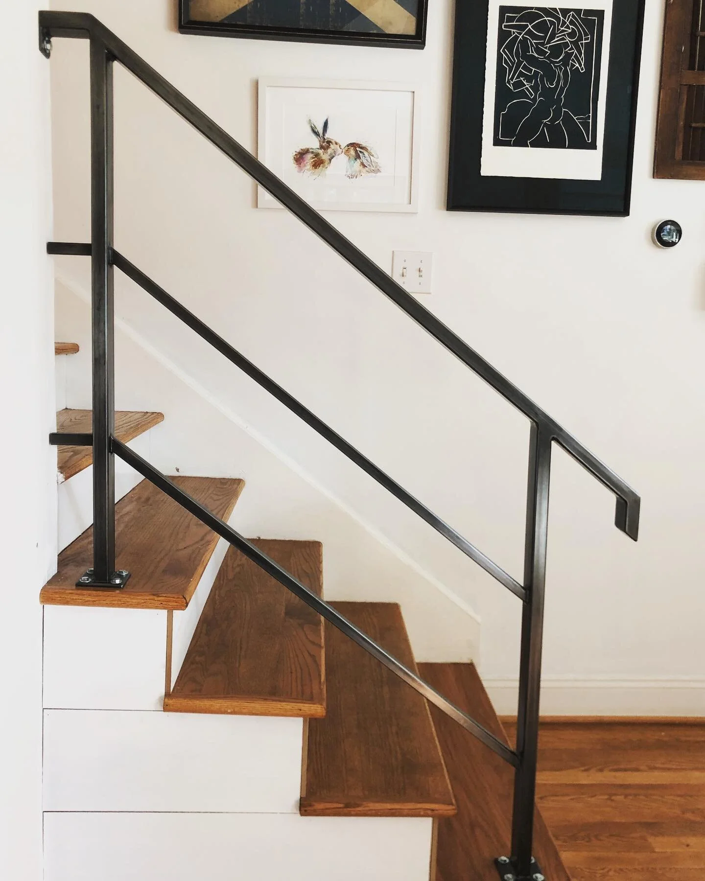Some #design goals nearly achieved at the &lsquo;ol #HopperHouse homestead🖤  It took awhile to find a metal artist we liked. You&rsquo;re saying &lsquo;it&rsquo;s just a simple railing!&rsquo; But @machenart made it a work of art. So happy! 

#peter