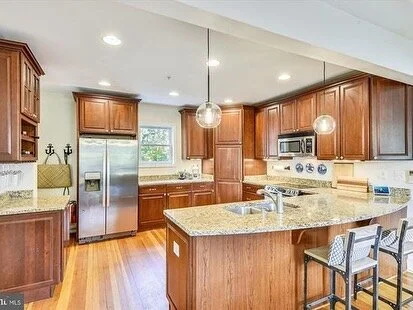 Can&rsquo;t you just hear the chatter and bustling and pitter-patter?! I so loved priming this 3-bedroom family home with little bits of life.

📸: @brightmls