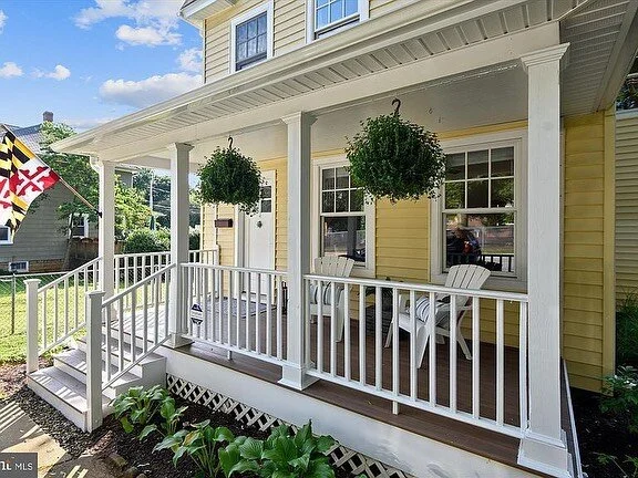 Look at this charmer! Nestled right on Melvin Ave in West Annapolis, this single family home just exudes warmth. Between accentuating all the natural light and creating nooks of the open floor plan, this beaut was a delight to stage. More photos to c