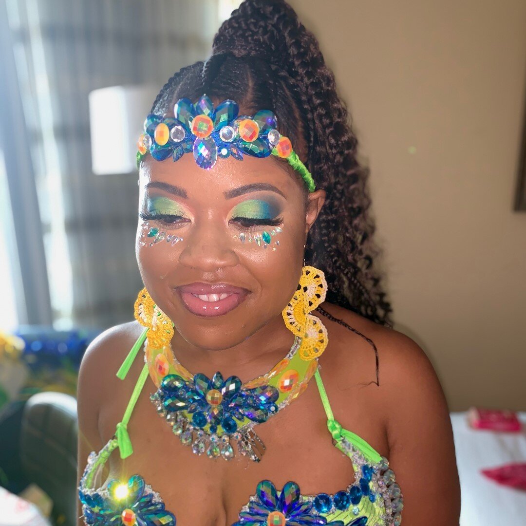 Know someone that loves to play in color? TAG 'EM!! K Nicole loves a good colorful look!! 🥰🥰
