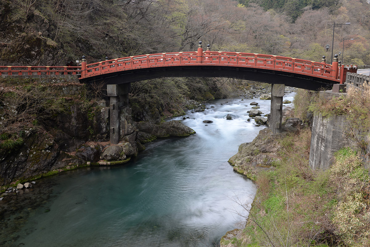 Puente frente al hotel en Nikko