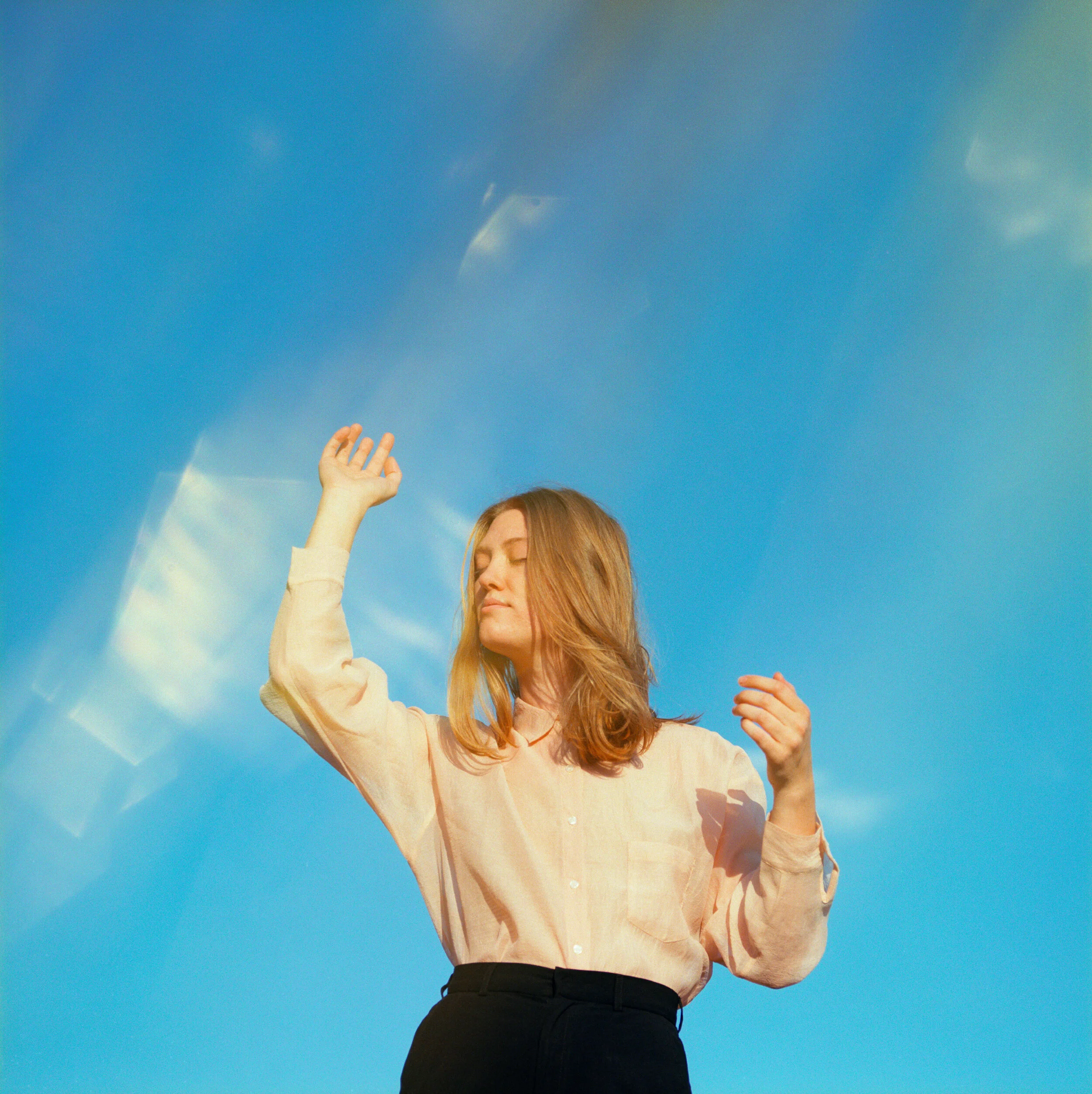 ELEANOR BUCKLAND OF LULA WILES MAKES SOLO DEBUT SINGLE “DON’T LOOK DOWN” OUT 7/23