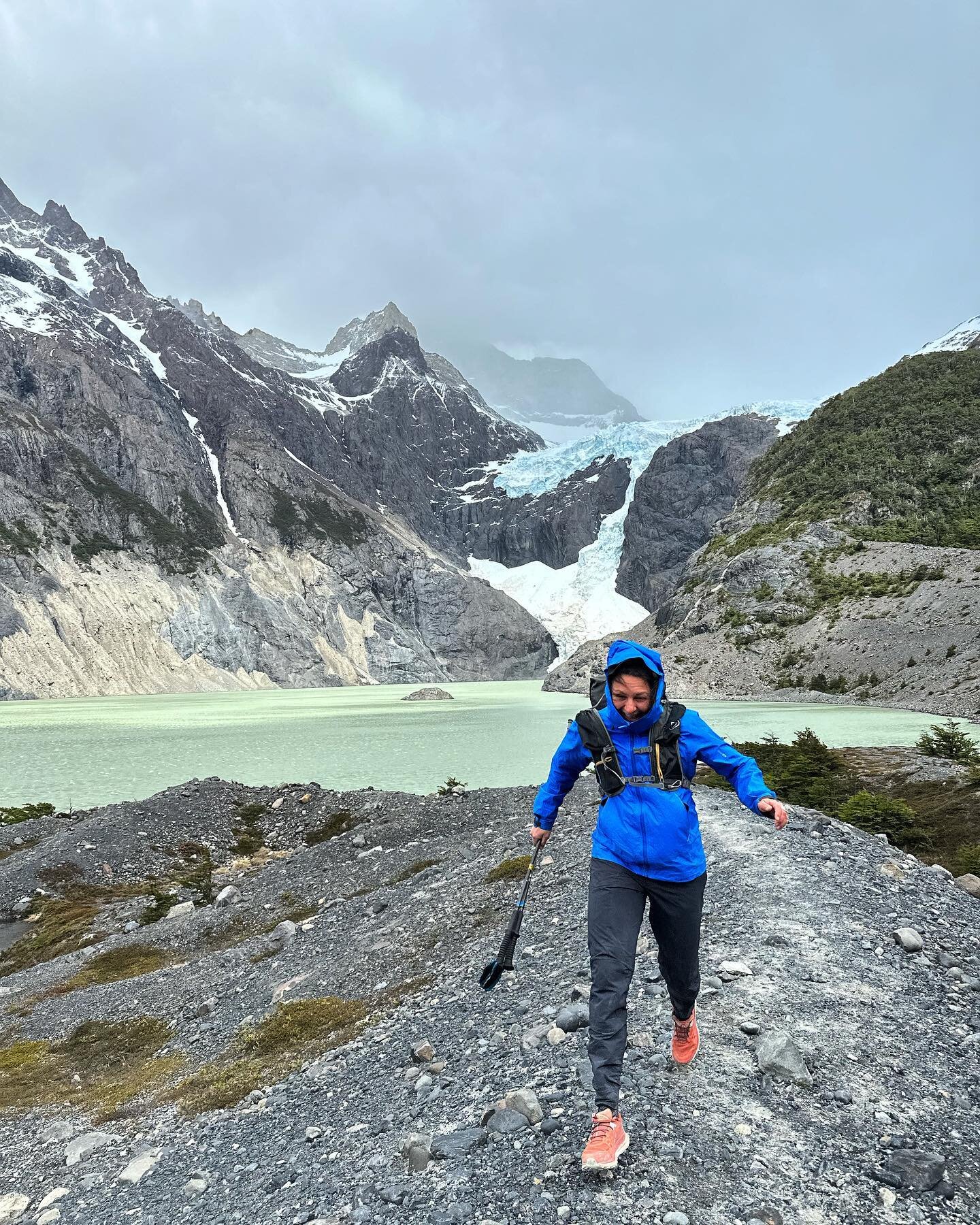 Best part of Day 3 on the trail was experiencing the kind of wind that knocks you off your feet! So fun to spend time around Laguna Los Perros trying to snap photos while not falling over as we made our way to camp.
.
Shortest day on the trip distanc