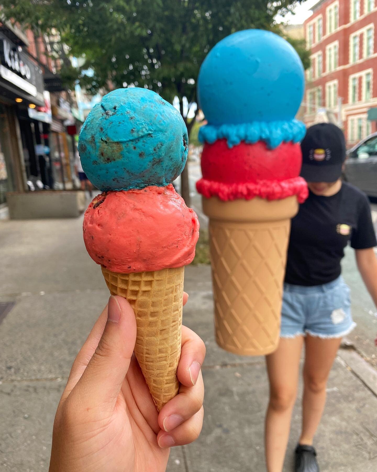 Super excited to put up our new giant ice cream cone outside! 🥳
.
.
.

#stuffedicecream #Stuffed #icecream #nyc #nycvibes #dessert #icecreambouquet #mini #giant #bouquet #heresmyfood #yougottaeatthis #buzzfeedfood #treatyoself #eatfamous #eaterny #t