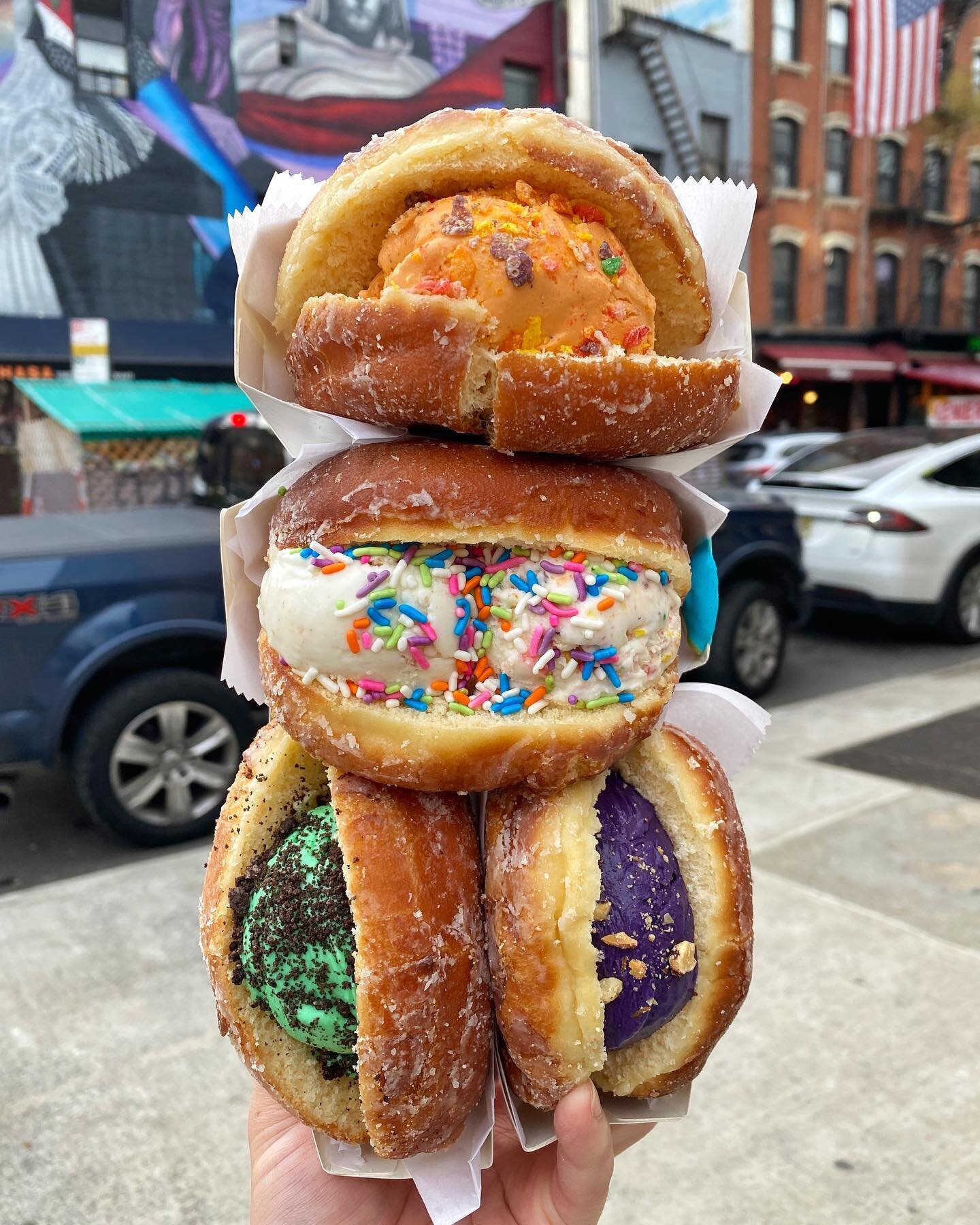 How many can you hold with one hand? 😳
.
.
.

#stuffedicecream #Stuffed #Cruffs #icecreamcakes #donuticecreamsandwich #food #donuts #icecream #nyc #nycvibes #foodporn #sweets #date #dessert #stuffedbouquet #bouquet #heresmyfood #yougottaeatthis #buz