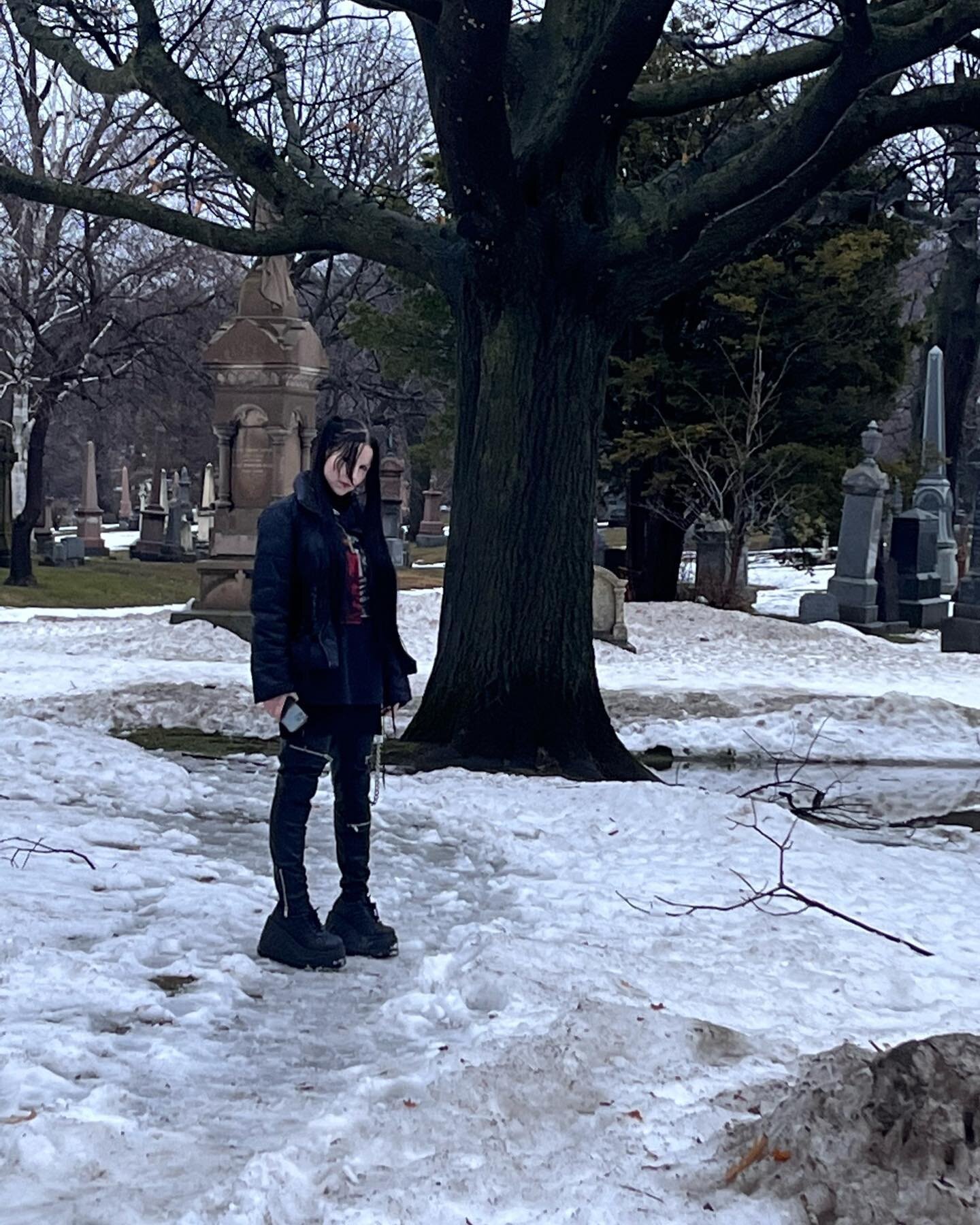 I forgot to post these pics from my New Years&rsquo; Day Communauto cemetery tour with @gothgock_____________________v and @liminalfun ♰ 

We found a good vegan dosa spot afterwards.

Still wrapping my head around the intensity of the seasons here. ⚰