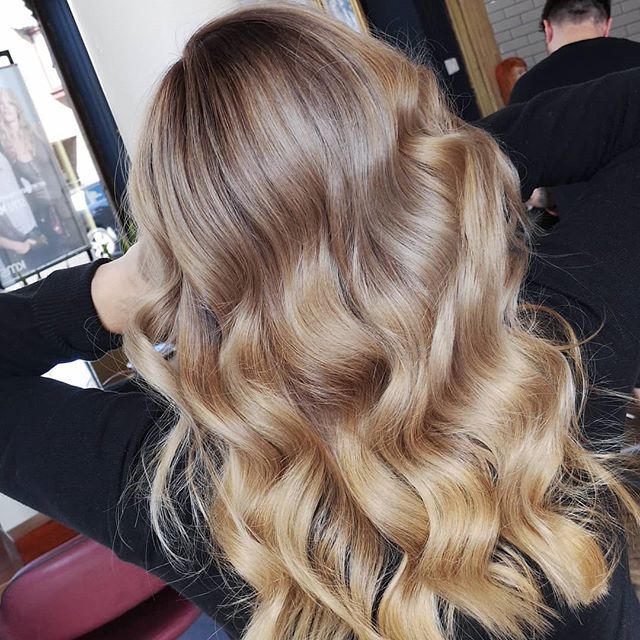 All-year-round blonde, anyone? 💁&zwj;♀️ Styled by the fab @ellehairo 💯 #BalayageForLIfe #NotJustForSummer
&bull;
&bull;
&bull;
#goldwell #goldwelluk #dysonsupersonic #iamgoldwell #behindthechair #fellowshiphair #balayagist #balayage