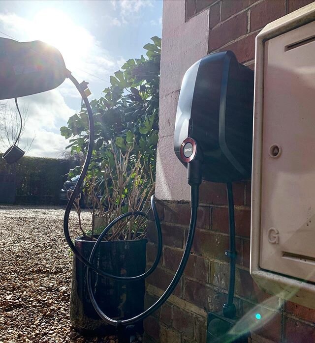 This week started with an @evboxglobal Elvi installation in Tring. An Elvi was the smart choice for this Type 1 #mitsubishioutlanderphev driver as he can easily upgrade/change components in the future without replacing the whole #evcharger 👍🏼#elect