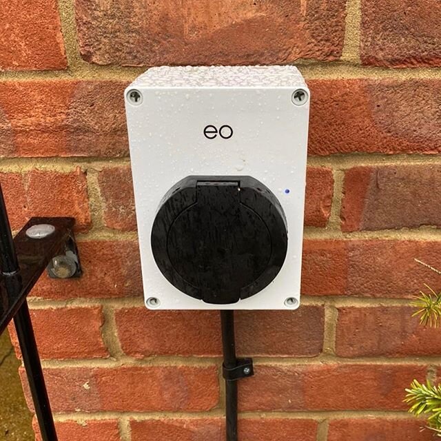 E-I-E-I-EO 👩🏼&zwj;🌾 installed over in #Bedfordshire for a @mitsubishimotorsuk #outlander #phev @eocharging