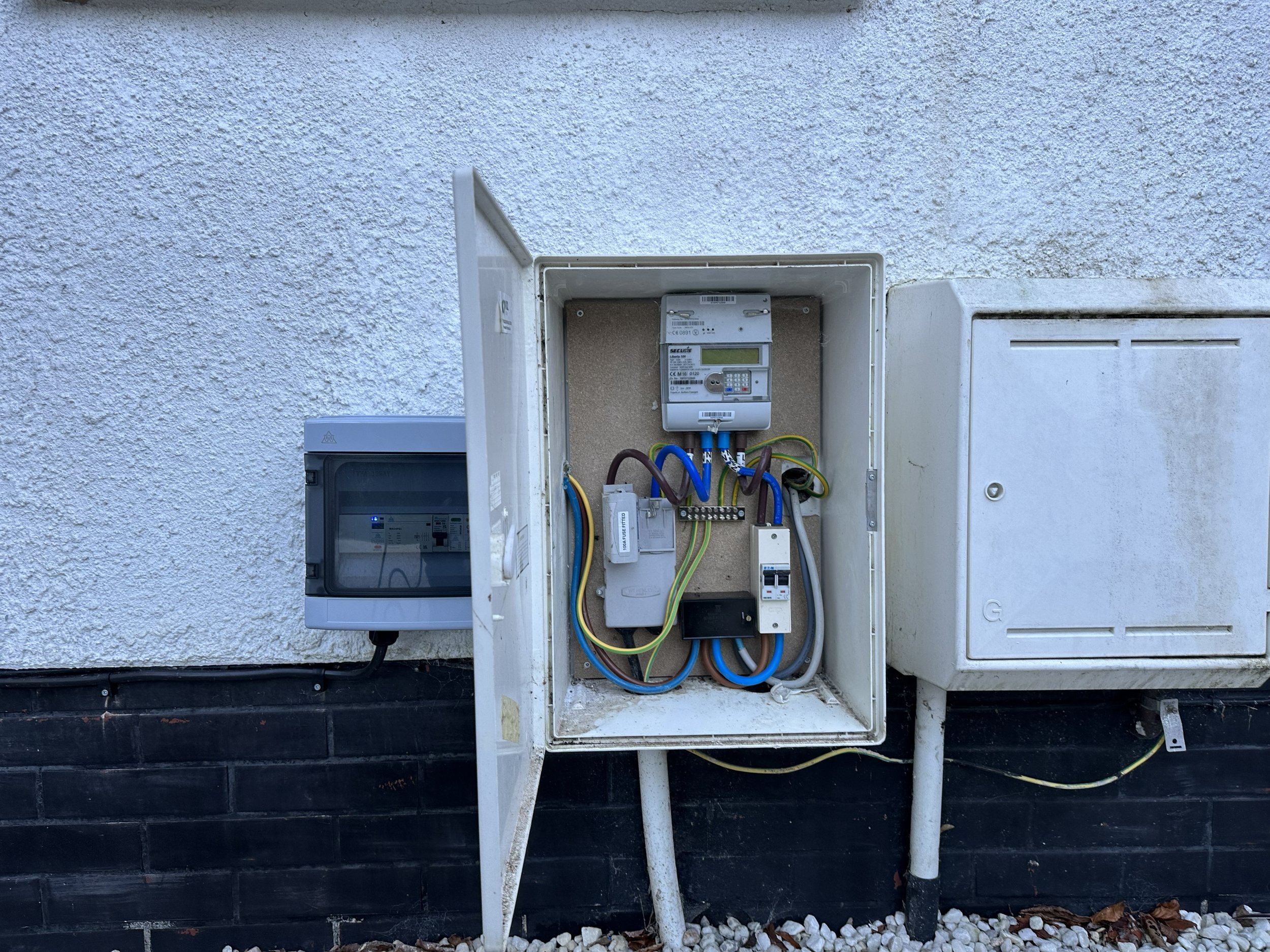 Meter box far .jpeg