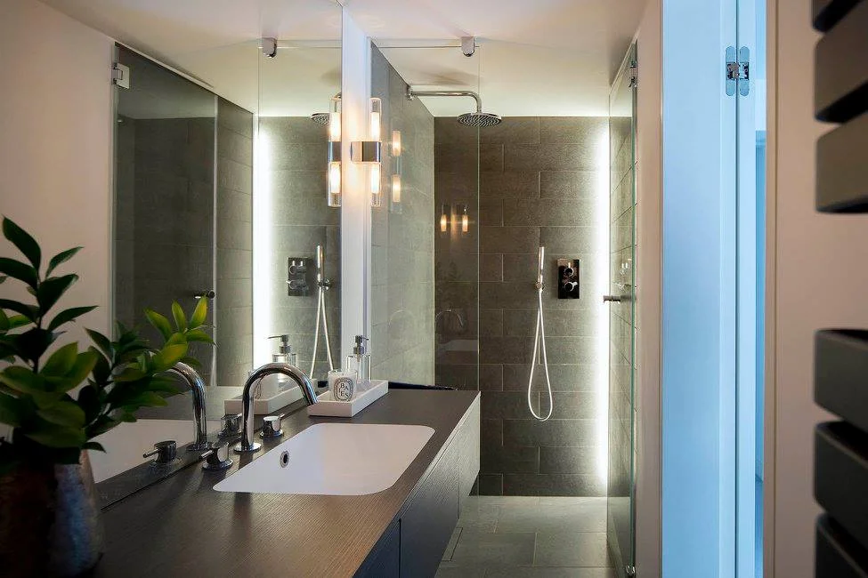 INTERIOR DESIGN DETAILS: THE GALLEY EN SUITE