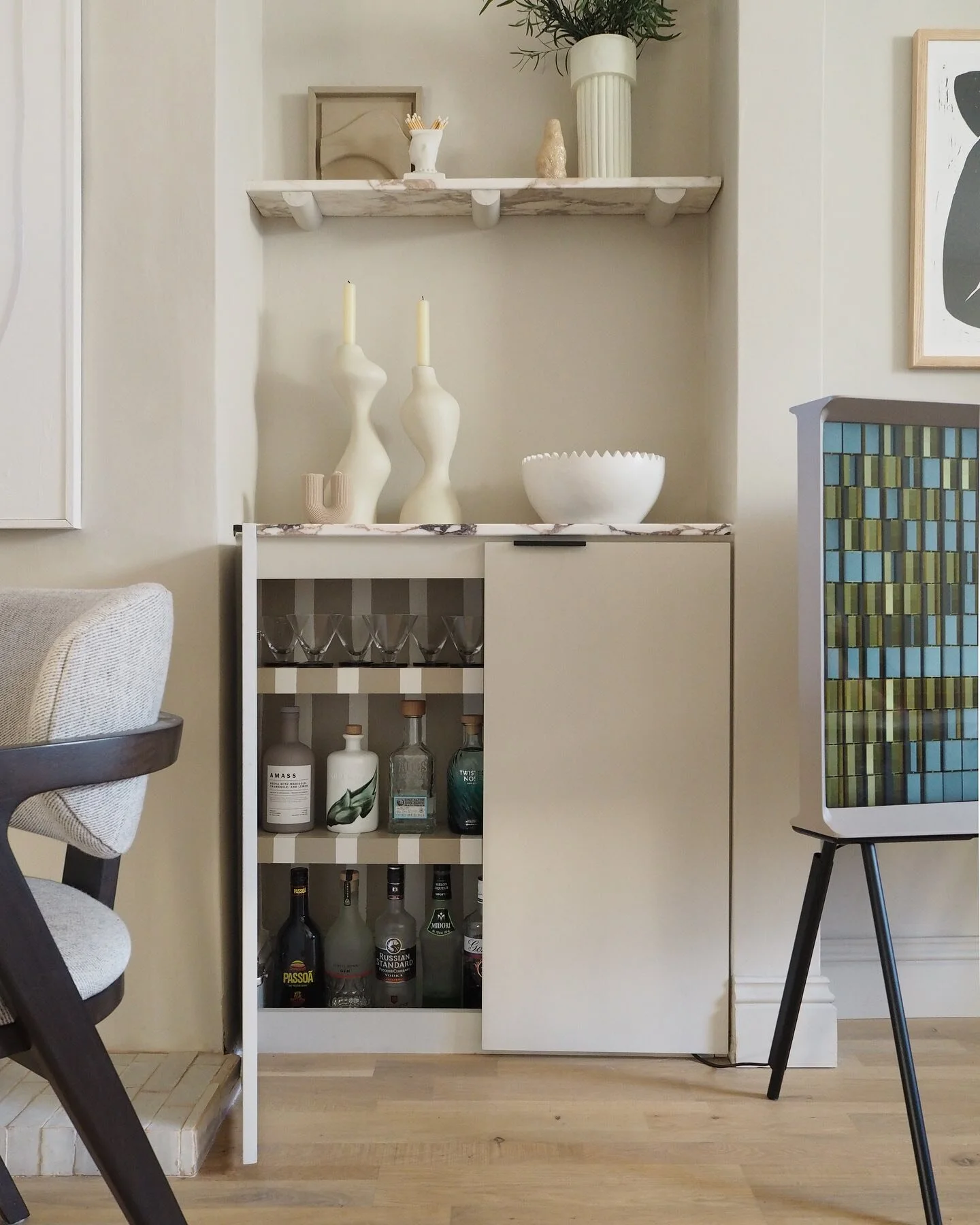 🍸 Mini bar cabinet makeover 🍸 Obviously not doing dry January this year 😅 but I am making use of this month to try tackle all the little snagging jobs that have piled up, alongside some big room renovations that are still on-going. First task that