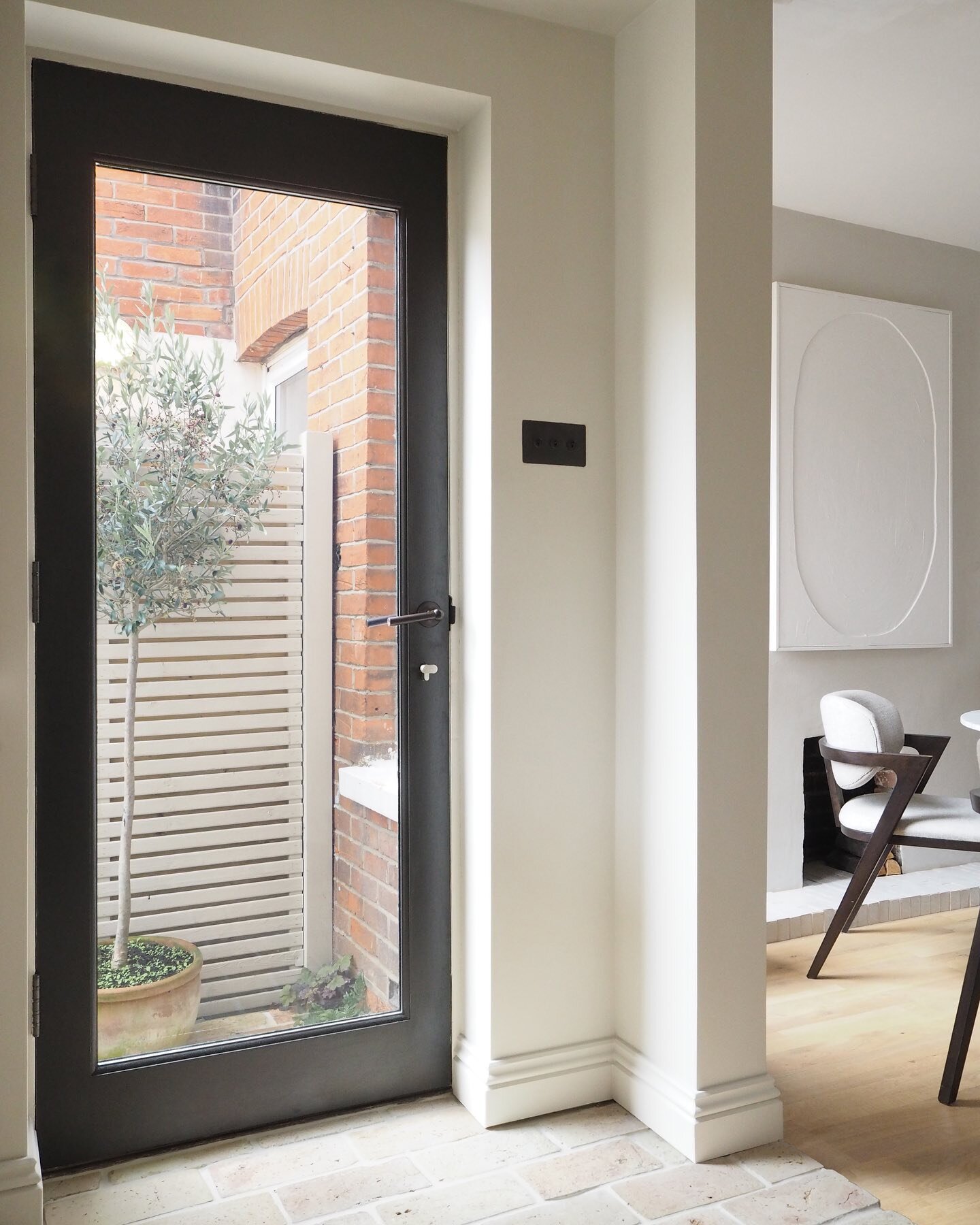 BACK DOOR GLOW-UP! ✨ Swipe for the before ➡ Back to some kitchen updates today, and though I'm not showing you the actual kitchen yet, here's a before and after of the infamous rotten catflap door 🤢 Ended up going for a timber door with a full lengt