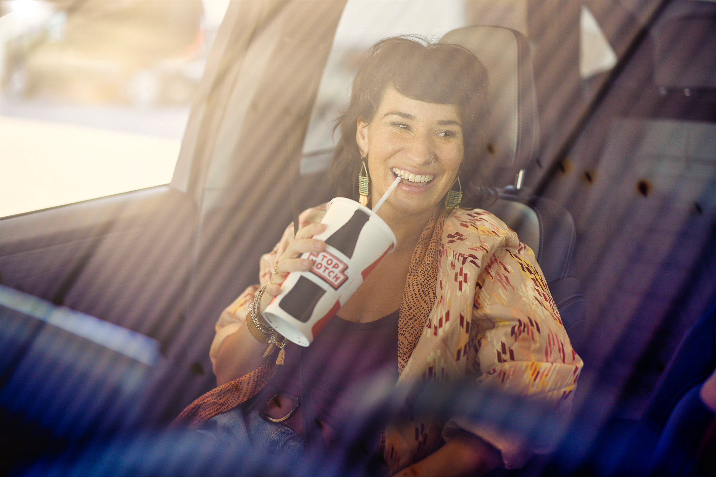 10_escape_interior_eating_05915.png