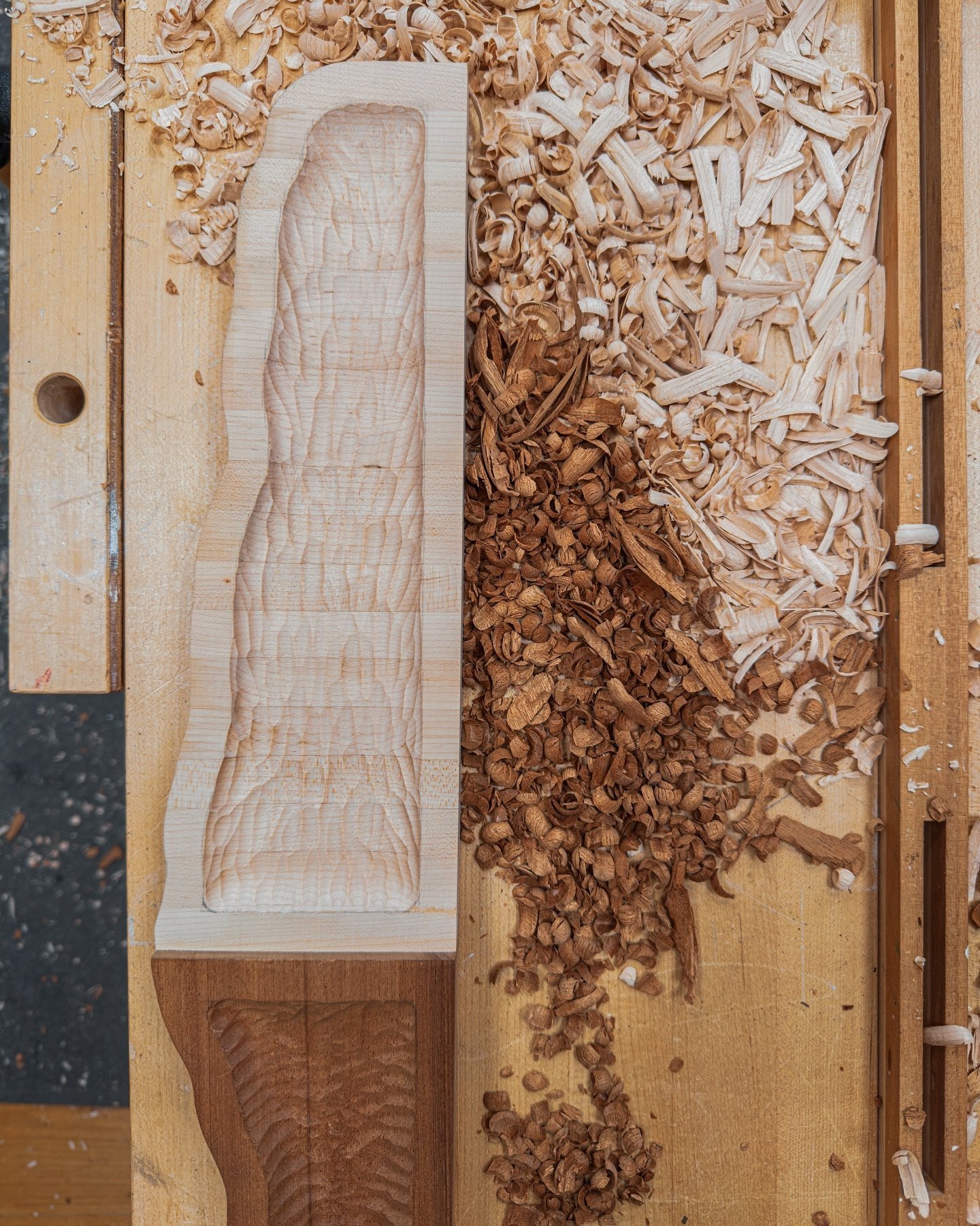 Progress made in the carved tray. I&rsquo;m not sure I love the borders as they are. Maybe I will carve them some more and leave a thinner border. What do you think?

#woodworking #woodcarving #woodtray #handcarved