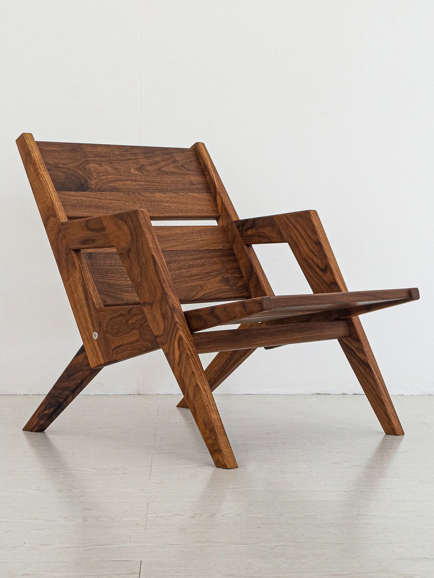 This sexy lounge chair is looking for a mate and a new home! 😏*wink wink* 
She doesn&rsquo;t care about nationality or race or gender. Just needs to be treated with care and respect.💘 
Visit my bio