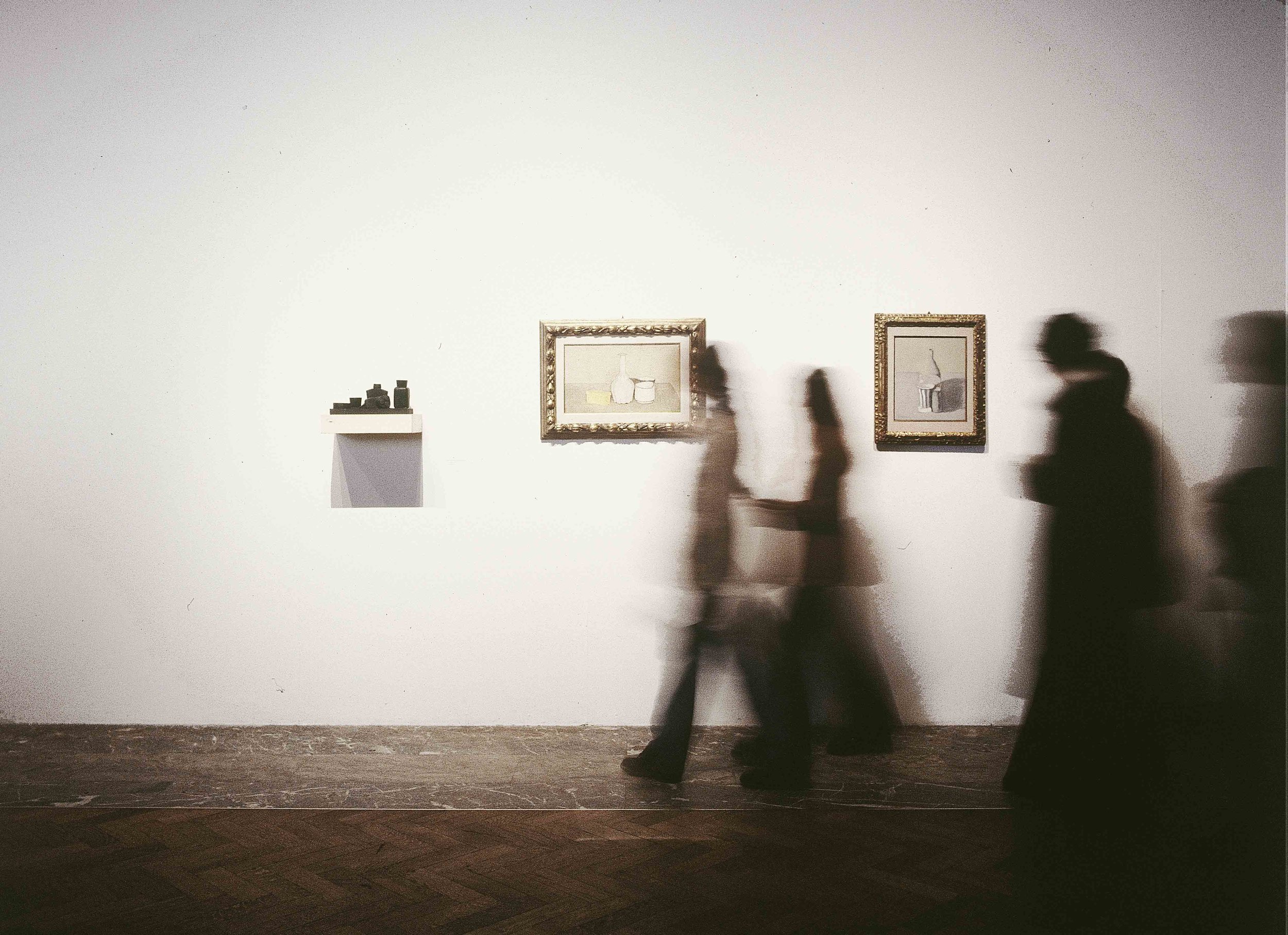   Me voici, Still Lifes :   Works by Fischli &amp; Weiss, Morandi .  Photo Philippe De Gobert. 