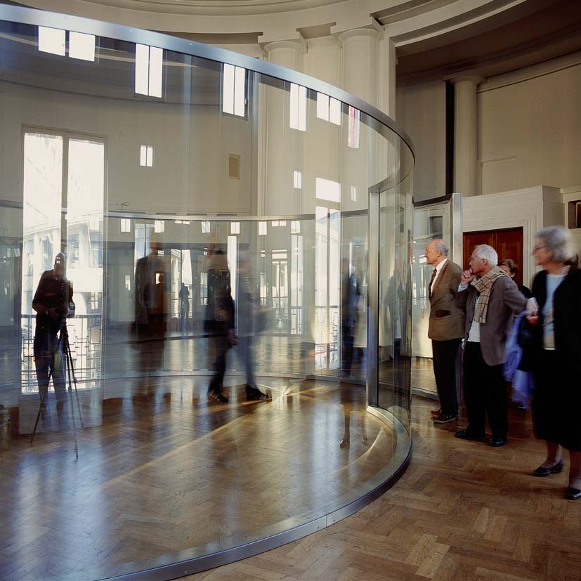   Vous voici, Artist’s Project 2 : Dan Graham,  Two Staggered Two-Way Mirror Half-Cylinders , 2000. Photo Philippe De Gobert. 