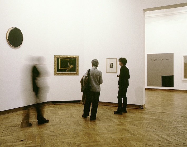   Vous voici, Mirrors : Works by Lichtenstein, Magritte, Hausmann, Trockel. Photo Philippe De Gobert. 
