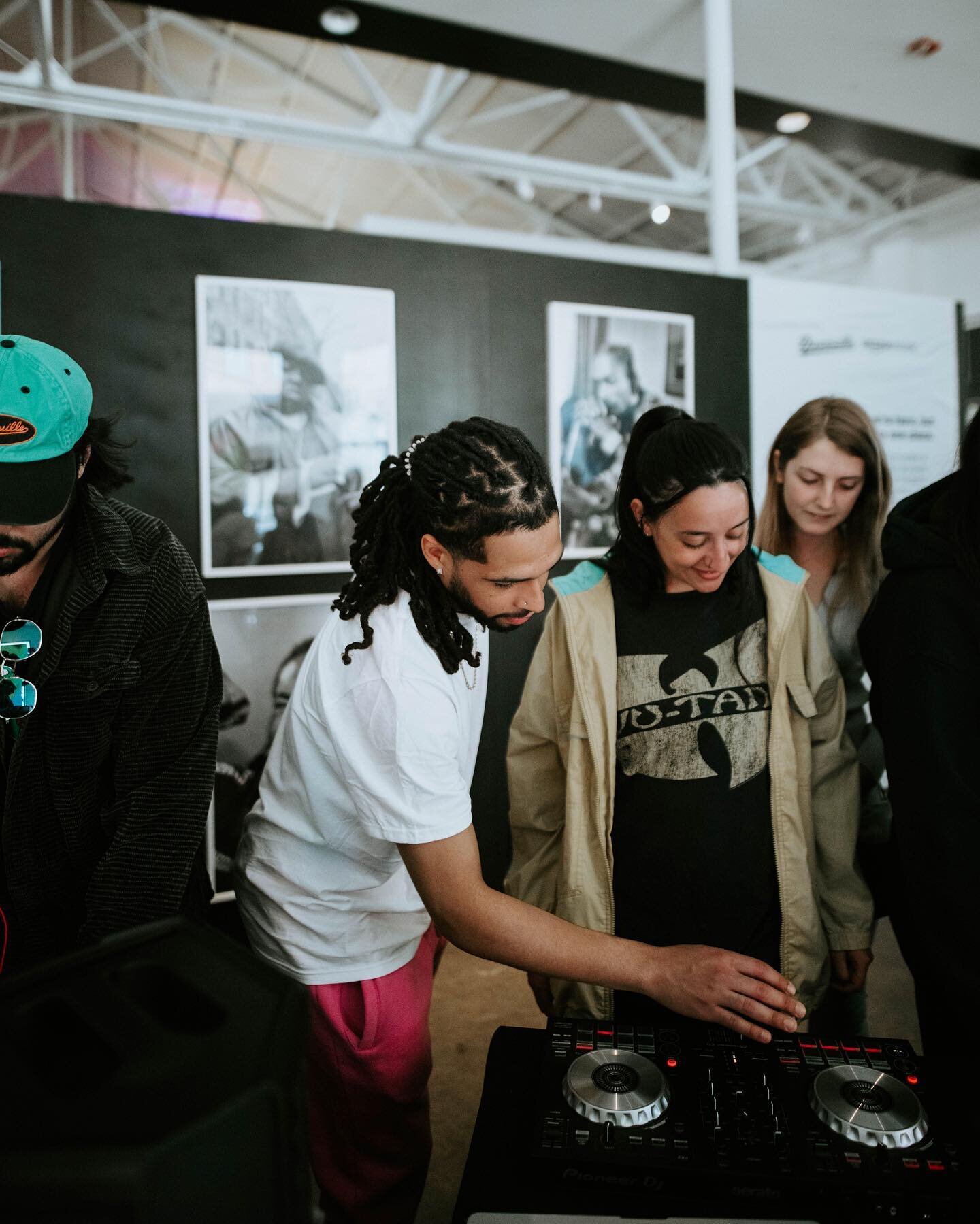 I had a once in a lifetime opportunity to be apart of @djparadime DJ 101 Session @dreamvillefest Public Access event! It was truly an honor to show people the basics of the turntables and celebrate the 50th year of hip hop‼️🙌🏽🌥️
.
.
Big shoutout t