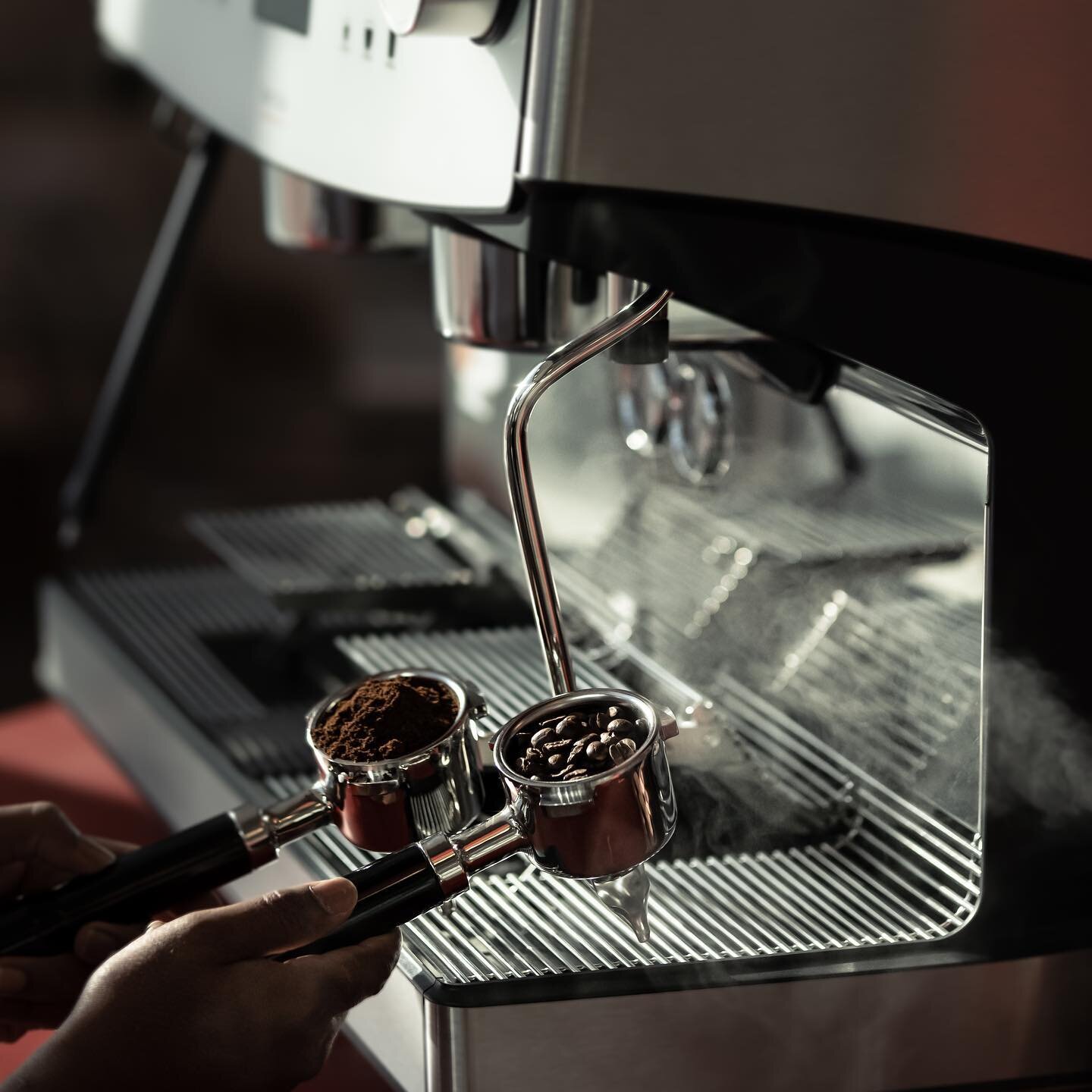 When I started out with photography little did I know that I would be shooting Coffee machines one day.And it came with the responsibility of bringing life to the image with a little bit of thoughtfulness and attention to hacks stowed away in my styl