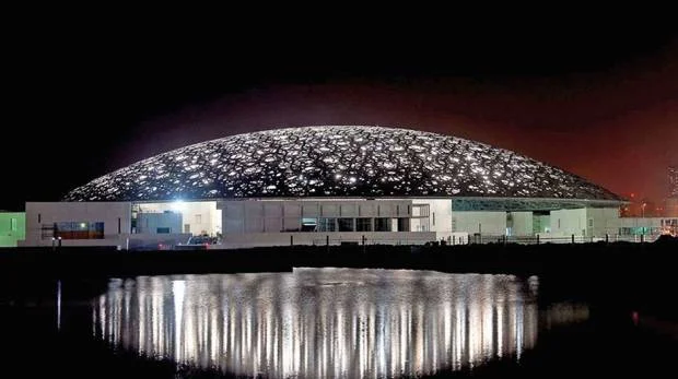 LE LOUVRE ABU DHABI Tout le monde connaît le Louvre, la musée qui est située dans le cœur de Paris. C’est peut-être un des bâtiments les plus célèbres de Paris avec la pyramide qui est très distinctive. Dans la musée il y a environ trente-huit mille objets d’artet d’histoire. C’est sans doute la... Par Oscar Smith