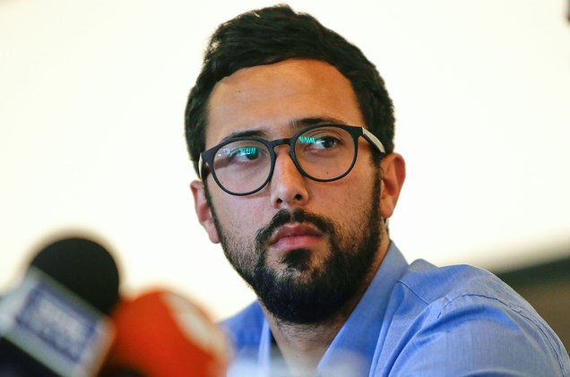EL RAPERO QUE CRITICÓ A LA FAMILIA REAL ESPAÑOLA El rapero que se llama Josep Miquel Arenas Beltrán con el nombre artístico Valtònyc ha sido encarcelado por 3,5 años. Esto es porque las letras de su música contienen la glorificación del terrorismo, la calumnia, amenazas y ‘lèse-majesté’… Por Timi Obatusin