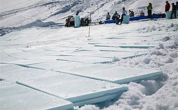 LA TECHNIQUE DE ‘SNOW FARMING’ Qu’est-ce qu’on peut faire quand il n’y a pas assez de neige au début de la saison de ski ? Les fermes de neige pourraient peut-être résoudre ce problème, qui est souvent un grand souci pour des stations de skis. La technique a été déjà utilisé à Val-Thorens aussi… Par Oscar Smith