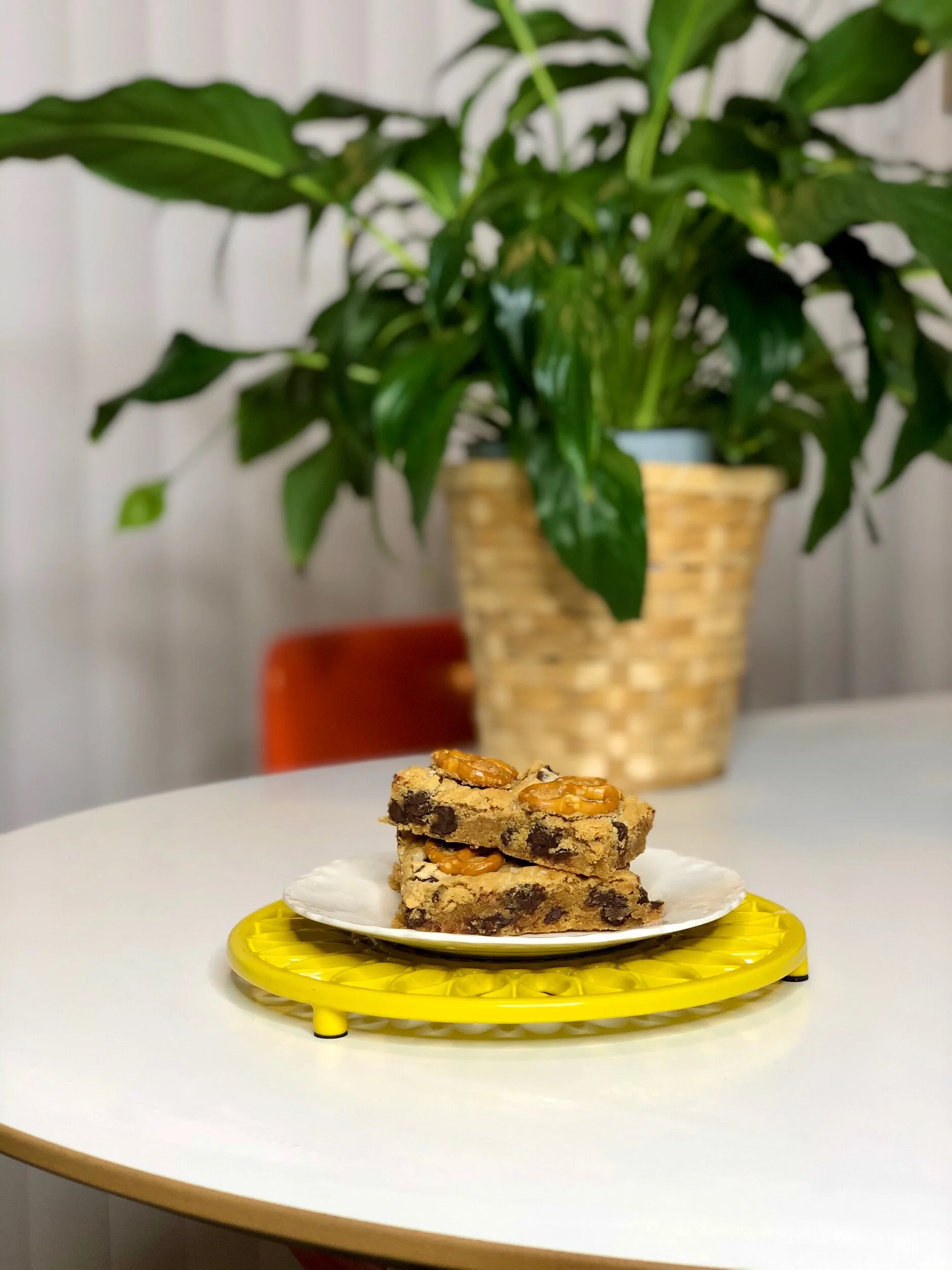 Chocolate Peanut Butter Pretzel Blondies