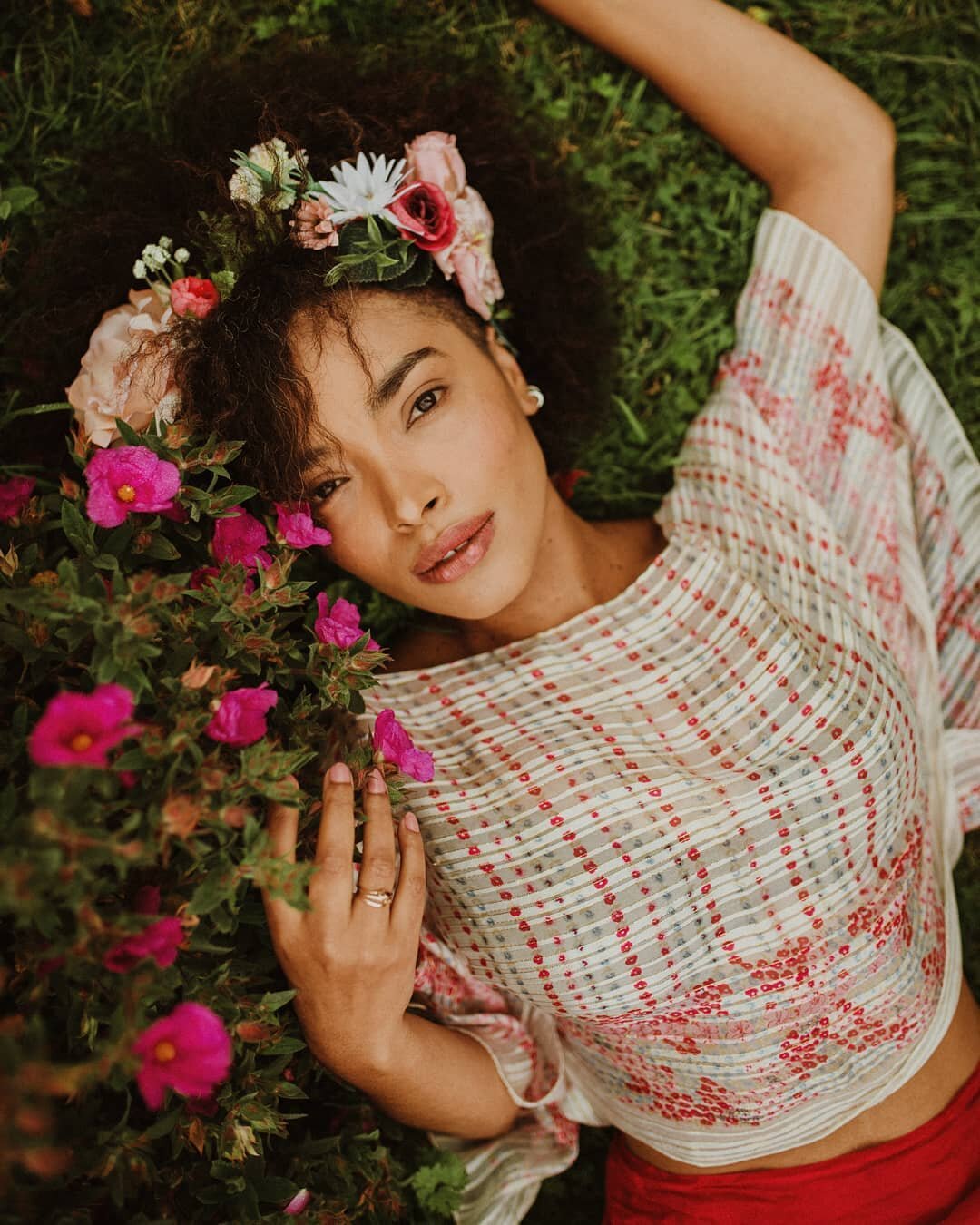 🌹Wake up and smell the roses 🌹

Ethereal flower fairy @andreawilliams.dancer beautifully captured by @katebeancreative wearing Daisy Dreams Crown &amp; Petite Fleur Top ~ from alicehalliday.com {link in my bio}
Makeup by @za_makeup__ 💗