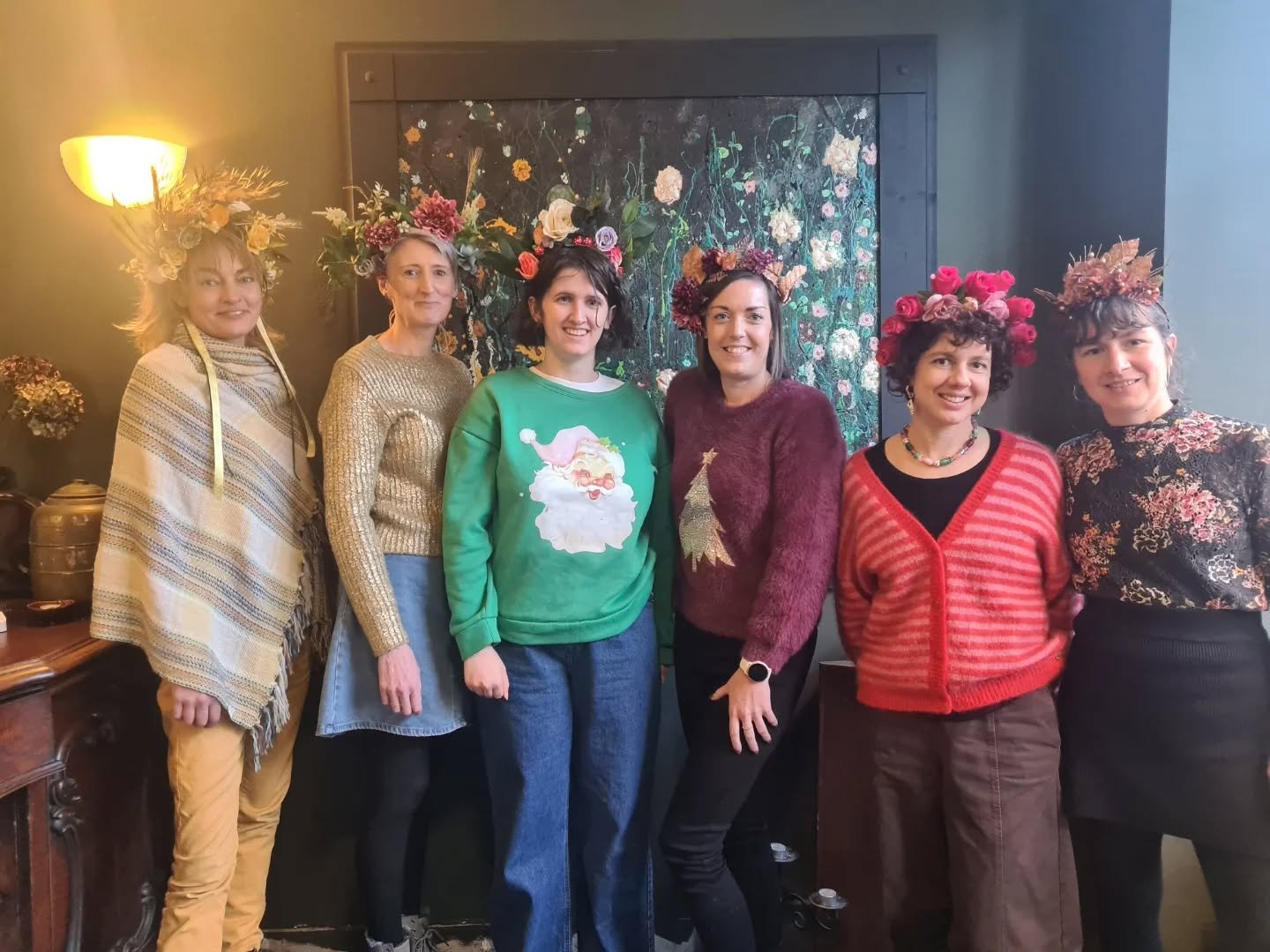Fabulous Festive Flower Fairies 🧚&zwj;♂️🌺🎄

Only getting round to sharing these now... but been holding onto the beauty and magic of my recent Festive Flower Crown Workshop, which took place at the gorgeous @the_artichoke_studio in Ballydehob a fe