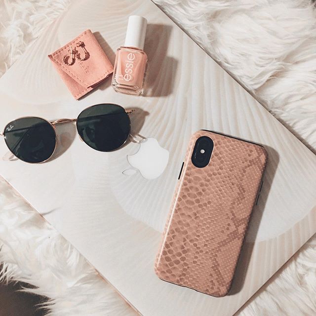 giveaway alert 💫 once again I&rsquo;ve teamed up with my favorite phone case brand @caseapp to give away a phone case or laptop skin of your choice! rules are simple:
1. make sure you&rsquo;re following me @reebsy_ , duh
2. like this photo, duh
3. c