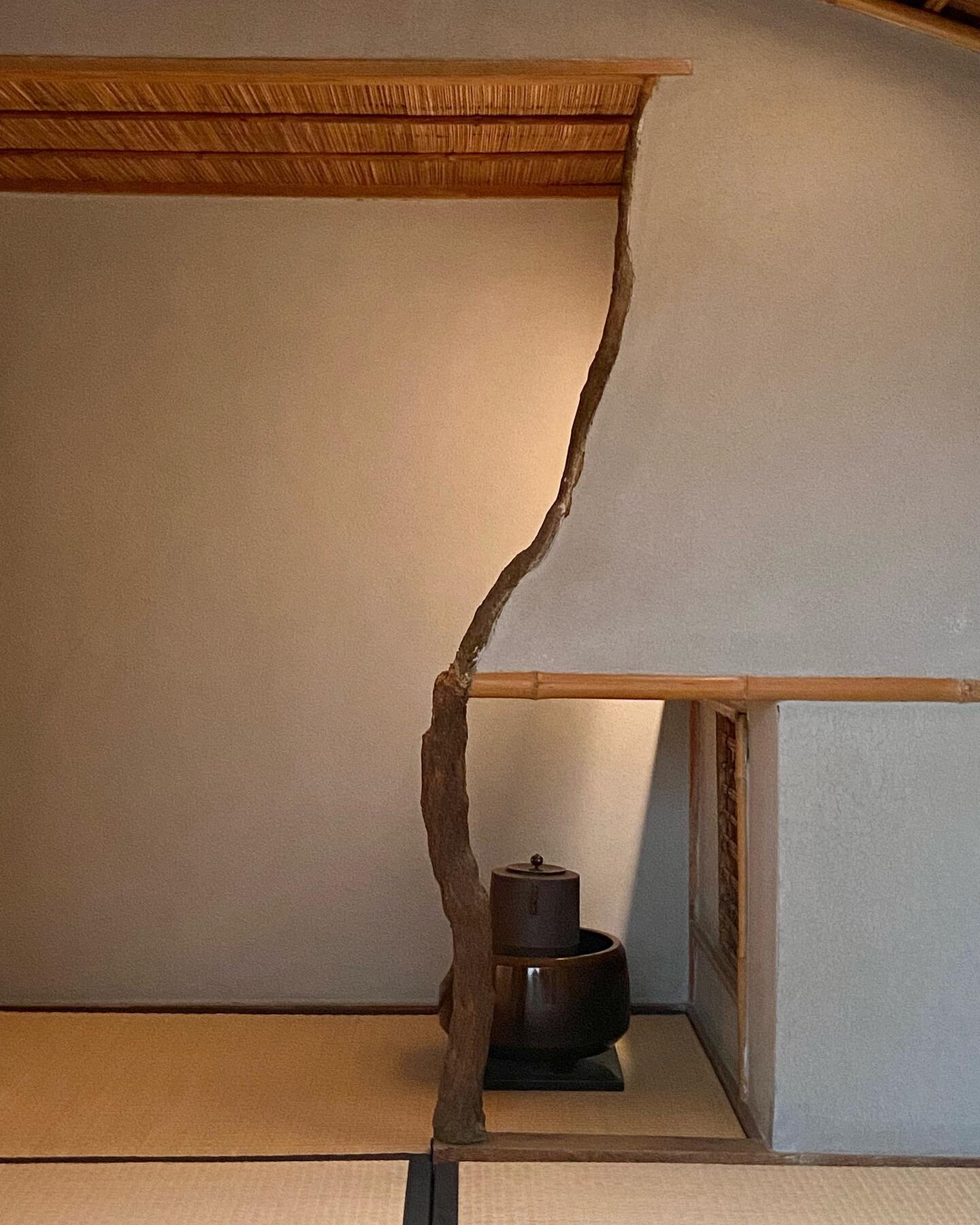 Tea house by Ogi Rodo reconstructed at the Philadelphia Museum of Art. I immediately fell in love with this funny little wall playing peekaboo with the pot behind it, supported by a branch left in its natural state (I learned this is a hallmark of su