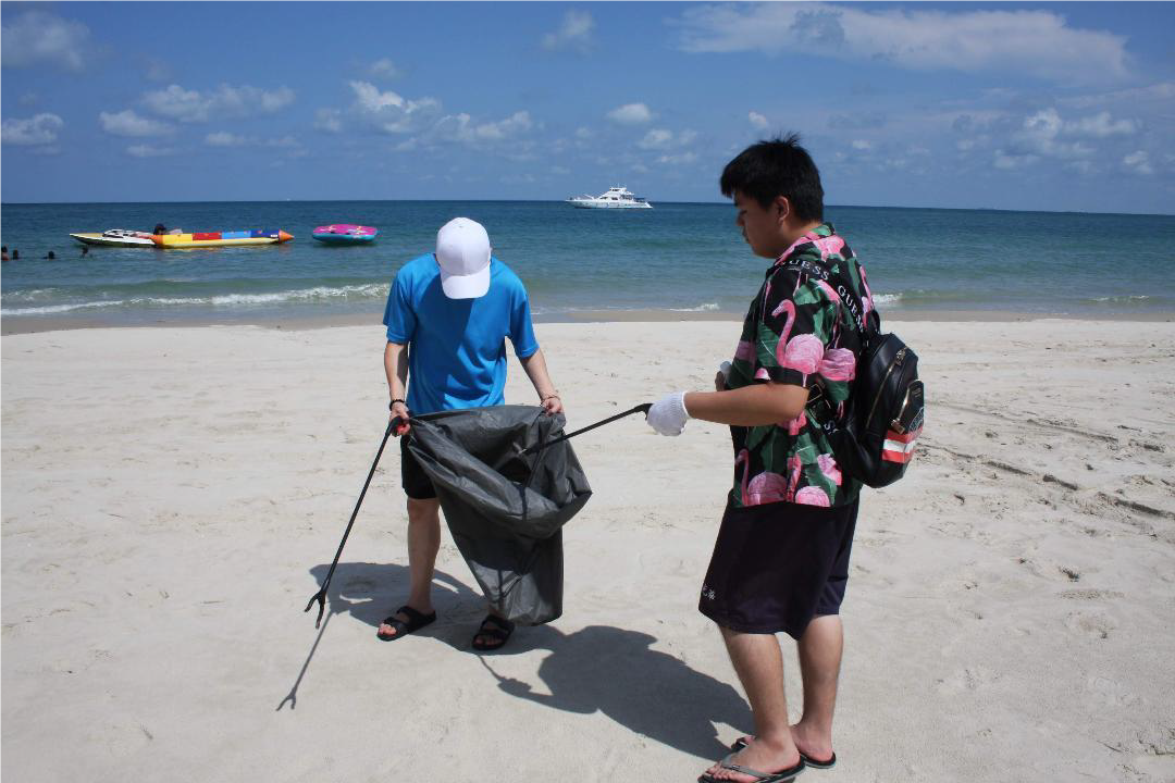 海滩本该是让大人、孩子们可以无忧无虑赤脚在海滩上行走,享受踏在细 细柔柔的沙子上的感觉。但是由于人们的自私,导致沙滩“危机重重”。